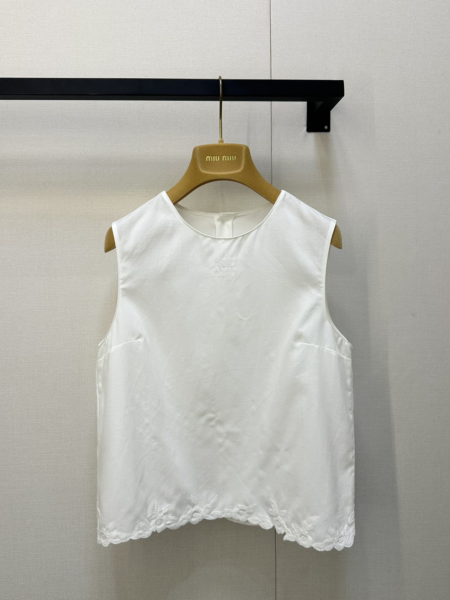 NO:430882,Miumi* 25Ss Spring and Summer New Style Simple and Versatile Three-dimensional Embroidered Sleeveless Vest Top. Original Development!  High-end production!  The upper body is very high-end and full of temperament instantly!  A must-have item for hot girls!  The photo is super chicky and fashionable!  Absolutely unique. One set of heavy industry technology is complicated in workmanship!  The details are perfect!  It's really beautiful~ Jimei, rush to the duck!  Spot SML big-ticket real shot, miumiu, alexander wang19860909Miumi* 25Ss春夏新款 简约百搭立体刺绣无袖背心上衣.原版开发！高版出品！上身非常高级气质瞬间拉满！辣妹女孩们必入单品！拍照超鸡具有时髦感！绝对的与众不同 一套都是重工工艺 做工复杂！细节也做到完美！真的非常好看～集美们 冲鸭！现货 SML大货实拍,,miumiu,alexander wang,Women's clothing