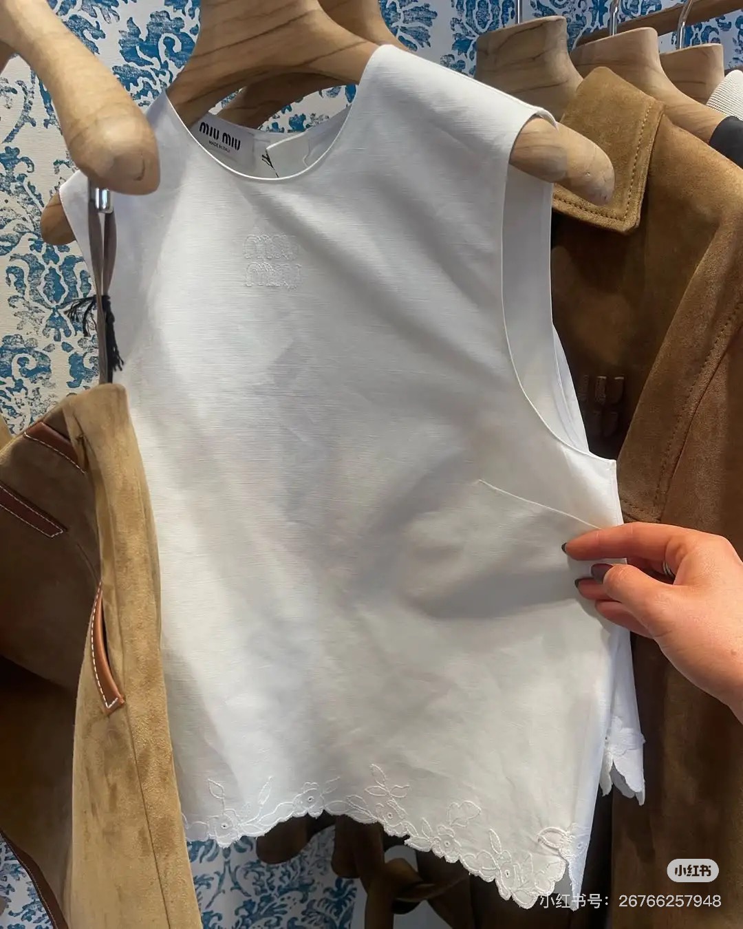 NO:430887,Miumi* 25Ss Spring and Summer New Style Simple and Versatile Three-dimensional Embroidered Sleeveless Vest Top. Original Development!  High-end production!  The upper body is very high-end and full of temperament instantly!  A must-have item for hot girls!  The photo is super chicky and fashionable!  Absolutely unique. One set of heavy industry technology is complicated in workmanship!  The details are perfect!  It's really beautiful~ Jimei, rush to the duck!  Spot SML, miumiu,alexander wang19860909Miumi* 25Ss春夏新款 简约百搭立体刺绣无袖背心上衣.原版开发！高版出品！上身非常高级气质瞬间拉满！辣妹女孩们必入单品！拍照超鸡具有时髦感！绝对的与众不同 一套都是重工工艺 做工复杂！细节也做到完美！真的非常好看～集美们 冲鸭！现货 SML,,miumiu,alexander wang,Women's clothing