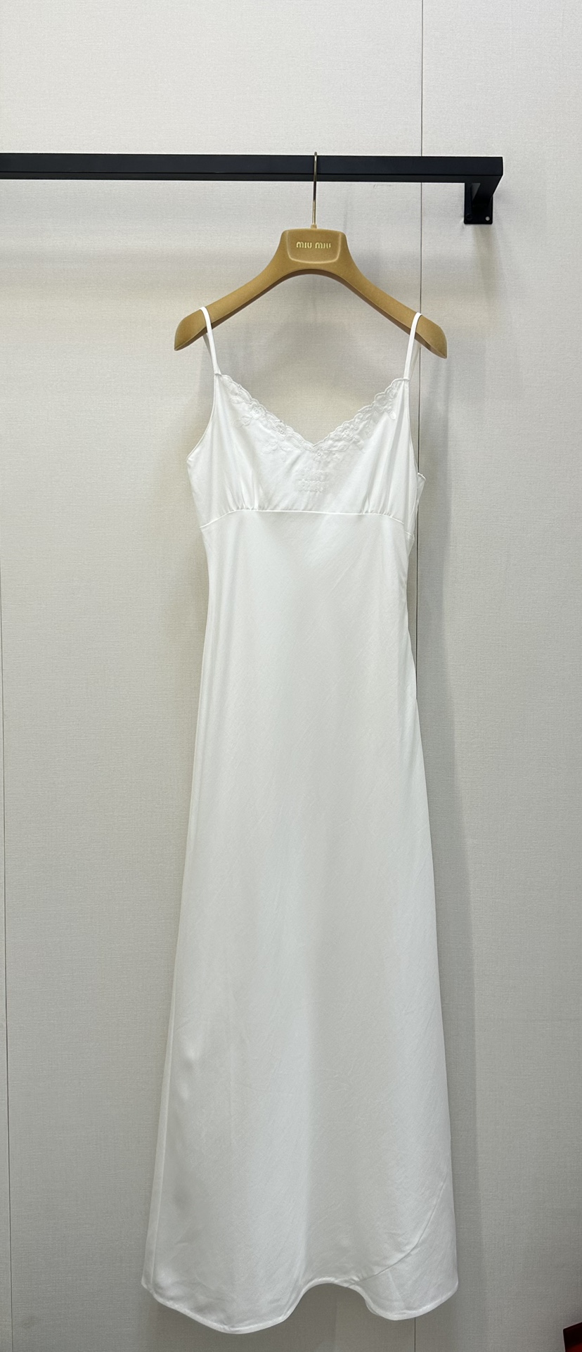 NO:430891,Miumi* 25Ss Spring and Summer New Embroidered Waist-Close Long Sling Dress. Original Developed!  High-end production!  No one can refuse a gentle dress, a suspender dress with its own atmosphere is an excellent choice for summer daily and vacation!  Customized cotton and linen fabrics are light and breathable, and the high-end feel is about to come out. The fairy spirit is floating, sweeping away the dull and hot summer. Sisters!  Close your eyes and rush!  Spot SML real-time photos, miumiu, skirts, alexander wang19860909Miumi* 25Ss春夏新款 刺绣收腰长款吊带连衣裙.原版开发！高版出品！没有人能拒绝温柔的连衣裙吧自带氛围感的一条吊带连衣裙 是夏日日常和度假的极佳选择！定制棉麻面料轻薄透气 高级感呼之欲出 仙气飘飘 一扫夏季的沉闷炎热 姐妹们！都给我闭眼冲！现货 SML大货实拍,,miumiu,skirts,alexander wang,Women's clothing