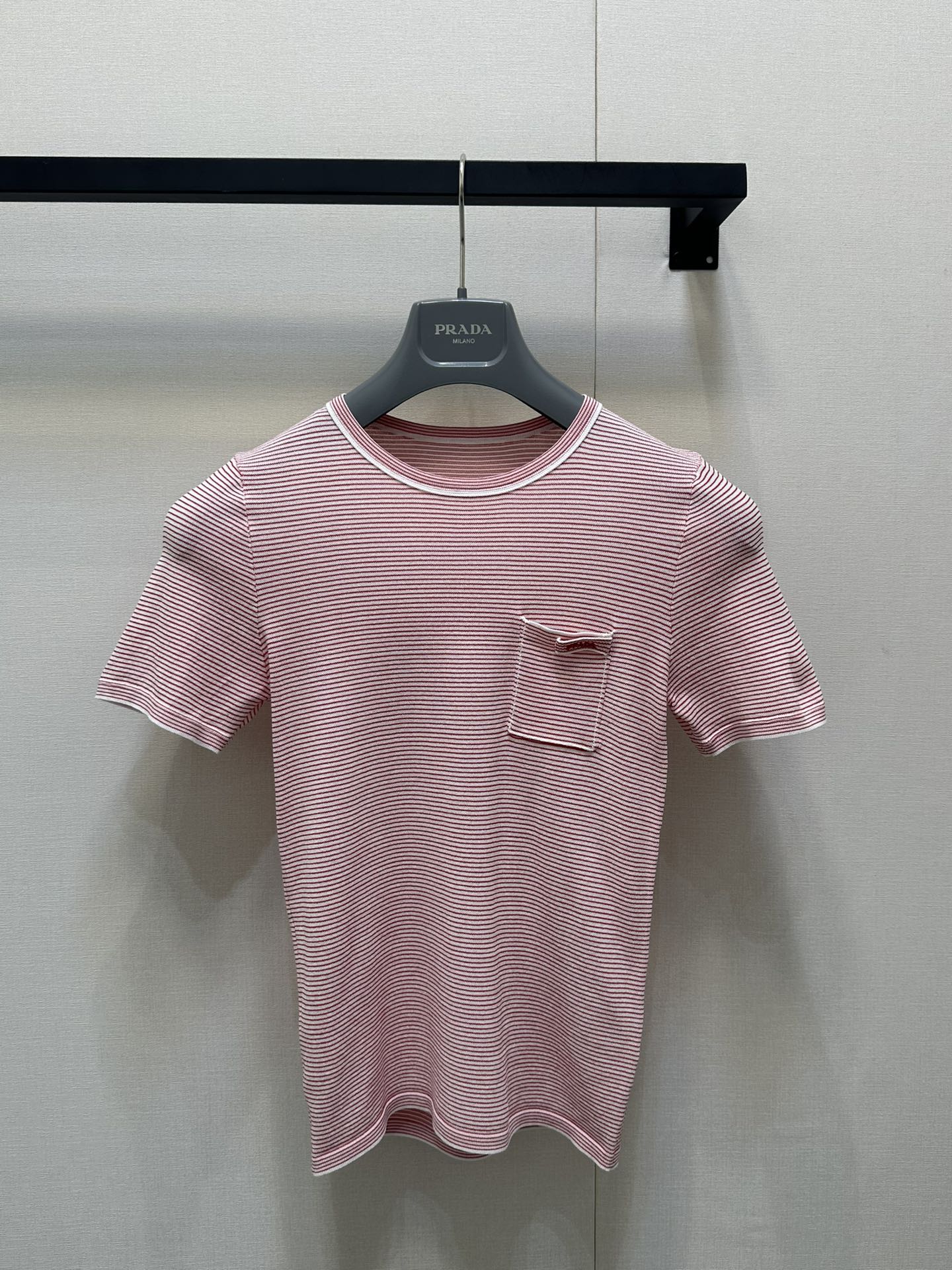 NO:431617,Prad*2025 new pinstripe pocket knit top Original development Custom fabric, high-end product Soft and skin-friendly, comfortable and not easy to wrinkle, two-color stripes distributed throughout the body, visually narrow and slimming, five-point sleeves modify the arms, add a sweet and cute atmosphere, complement the chest pocket logo, presenting an exclusive well-behaved college style, easy to match. 2 colors SML large-scale real shot, prada, alexander wang19860909Prad*2025新品细条纹口袋针织上衣 原版开发 定制面料,高版出品 柔软亲肤 舒适不易皱 通体两色条纹分布 视觉收窄显瘦 五分袖修饰手臂 增添甜美可爱气息 与胸前口袋徽标相得益彰 呈现专属乖巧学院风格 搭配轻松.2色 SML大货实拍,,prada,alexander wang,Women's clothing