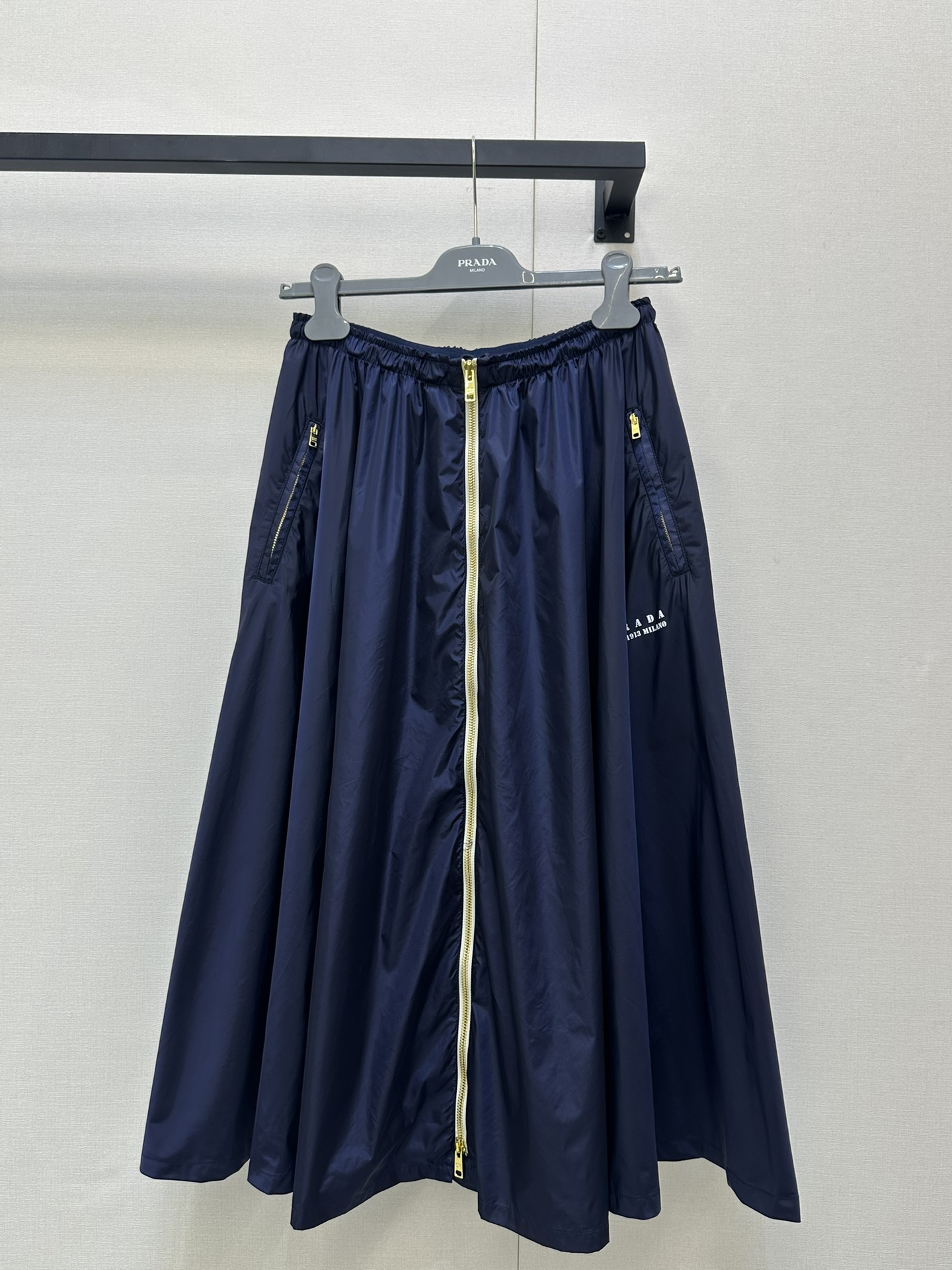 NO:431630,Prad*25Ss early spring new model, micro-label printed sports-style long skirt. Original development!  High-end production!  The original custom fabric is light, comfortable and breathable, and the texture is amazing!  Double-head zippered piece large hem skirt classic umbrella large A skirt versatile and age-reducing girlish style!  Paired with the drawstring design inside. It is fashionable and handsome, sweet or salty!  It is versatile and not picky about others. It is beautiful!  Original custom hardware accessories, workmanship quality depends on details. Spot SML large-scale real shots, prada, skirts, alexander wang19860909Prad*25Ss早春新款 微标印花运动风长半裙.原版开发！高版出品！原版定制面料轻盈舒适透气质感超赞！双头拉链片式大摆裙经典伞摆大A裙摆百搭减龄少女风！搭配内里面抽绳设计.时髦帅气可甜可盐！百搭不挑人上身美的不要不要的！原版定制五金配件,做工品质看细节.现货 SML大货实拍,,prada,skirts,alexander wang,Women's clothing