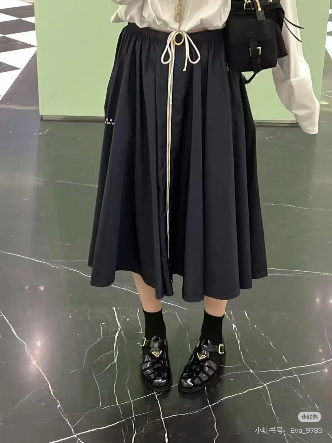 NO:431634,Prad*25Ss early spring new model, micro-label printed sports-style long skirt. Original development!  High-end production!  The original custom fabric is light, comfortable and breathable, and the texture is amazing!  Double-head zippered piece large hem skirt classic umbrella large A skirt versatile and age-reducing girlish style!  Paired with the drawstring design inside. It is fashionable and handsome, sweet or salty!  It is versatile and not picky about others. It is beautiful!  Original custom hardware accessories, workmanship quality depends on details. Spot SML, prada, skirts, alexander wang19860909Prad*25Ss早春新款 微标印花运动风长半裙.原版开发！高版出品！原版定制面料轻盈舒适透气质感超赞！双头拉链片式大摆裙经典伞摆大A裙摆百搭减龄少女风！搭配内里面抽绳设计.时髦帅气可甜可盐！百搭不挑人上身美的不要不要的！原版定制五金配件,做工品质看细节.现货 SML,,prada,skirts,alexander wang,Women's clothing