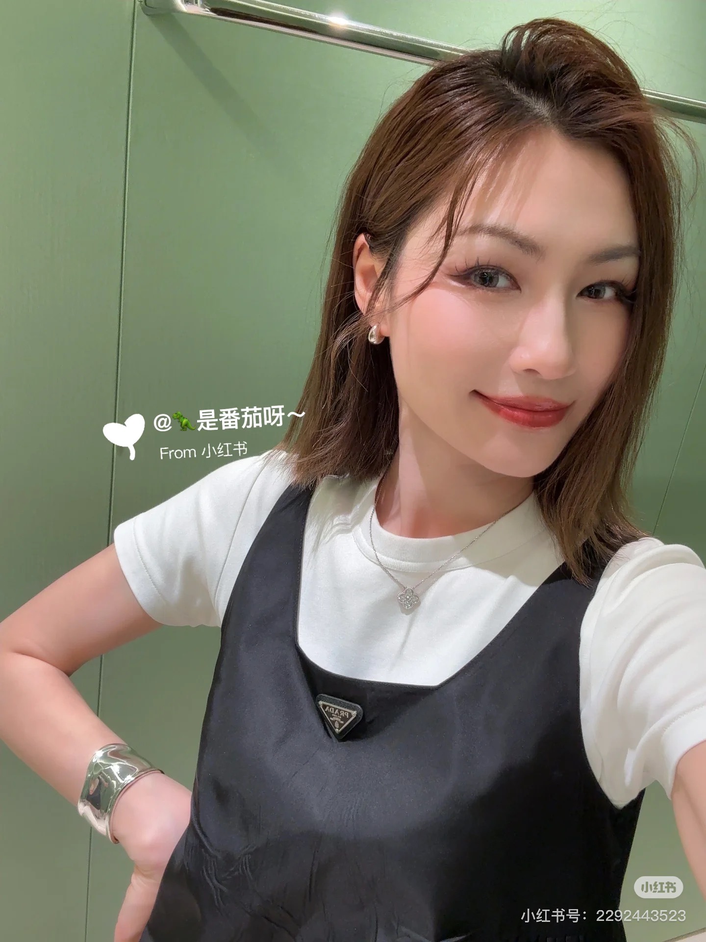 NO:431604,Prad* 25Ss spring and summer new style round neck metal triangle letter black sleeveless dress. Original development high-end production!  The basics can be used for fashionable layering. The upper body is the most beautiful. Customized delicate technology nylon fabric loose fitting cut. Customized hardware zippers. There is also exquisite three-dimensional cutting. The workmanship quality depends on the details. Spot SML, prada, skirts, alexander wang19860909Prad* 25Ss春夏新款 圆领金属三角字母黑色无袖连衣裙.原版开发 高版出品！基础又可做时髦叠穿 上身就是最靓的崽 定制的细腻科技尼龙面料宽松版型裁剪 定制五金拉链 还有精致的立体裁剪 做工品质看细节.现货 SML,,prada,skirts,alexander wang,Women's clothing