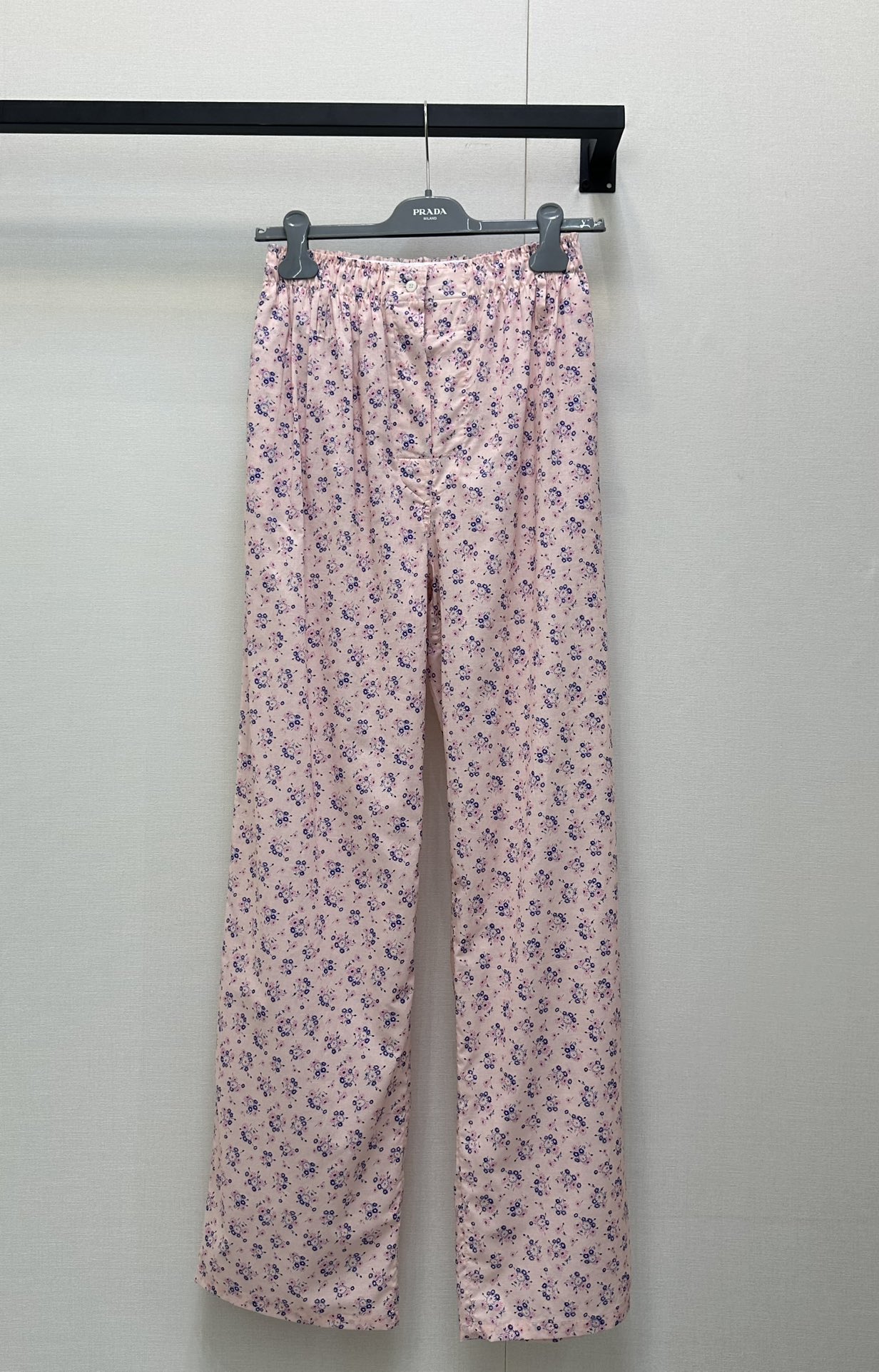 NO:431625,Prad25 floral casual pants are printed with a refreshing and neat dressing attitude, which is very easy to wear. The upper body is very light, the cotton floral print is bright in color, and it has a vacation atmosphere. The elastic waist, wide-leg straight pants style, natural draping and effective modification ratio, the oblique insertion bags on both sides are practical and daily, and practical in all seasons is very naturalistic. Don’t be too serious. It’s better to be an unrestrained style and walk lightly in time. I love it so much!  SML big-ticket real shot, prada, alexander wang19860909Prad25碎花休闲裤印花清爽利落的穿衣态度,非常好穿 上身很轻感,全棉小花印花,色彩鲜明 很有度假氛围,松紧腰头阔腿直筒裤版型,自然垂坠有效修饰比例,两侧斜插袋实用日常,四季实用 很自然主义,不要太严肃了,不如做无拘束的风,在时光里轻盈地走.太爱了！SML大货实拍,,prada,alexander wang,Women's clothing