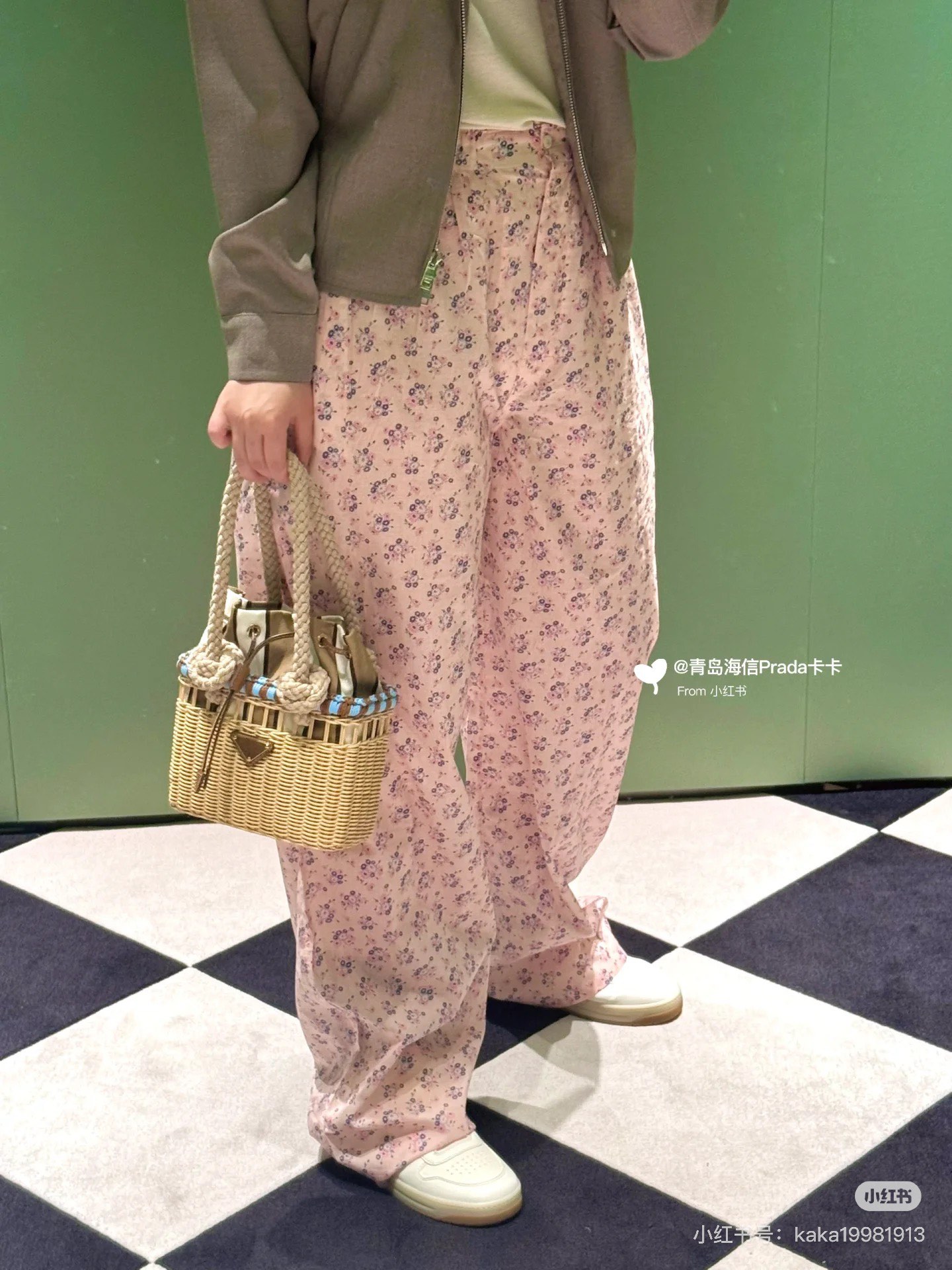 NO:431629,Prad25 floral casual pants are printed with a refreshing and neat dressing attitude, which is very easy to wear. The upper body is very light, the cotton floral print is bright in color, and it has a vacation atmosphere. The elastic waist, wide-leg straight pants style, natural draping and effective modification ratio, the oblique insertion bags on both sides are practical and daily, and practical in all seasons is very naturalistic. Don’t be too serious. It’s better to be an unrestrained style and walk lightly in time. I love it so much!  SML, prada, alexander wang19860909Prad25碎花休闲裤印花清爽利落的穿衣态度,非常好穿 上身很轻感,全棉小花印花,色彩鲜明 很有度假氛围,松紧腰头阔腿直筒裤版型,自然垂坠有效修饰比例,两侧斜插袋实用日常,四季实用 很自然主义,不要太严肃了,不如做无拘束的风,在时光里轻盈地走.太爱了！SML,,prada,alexander wang,Women's clothing