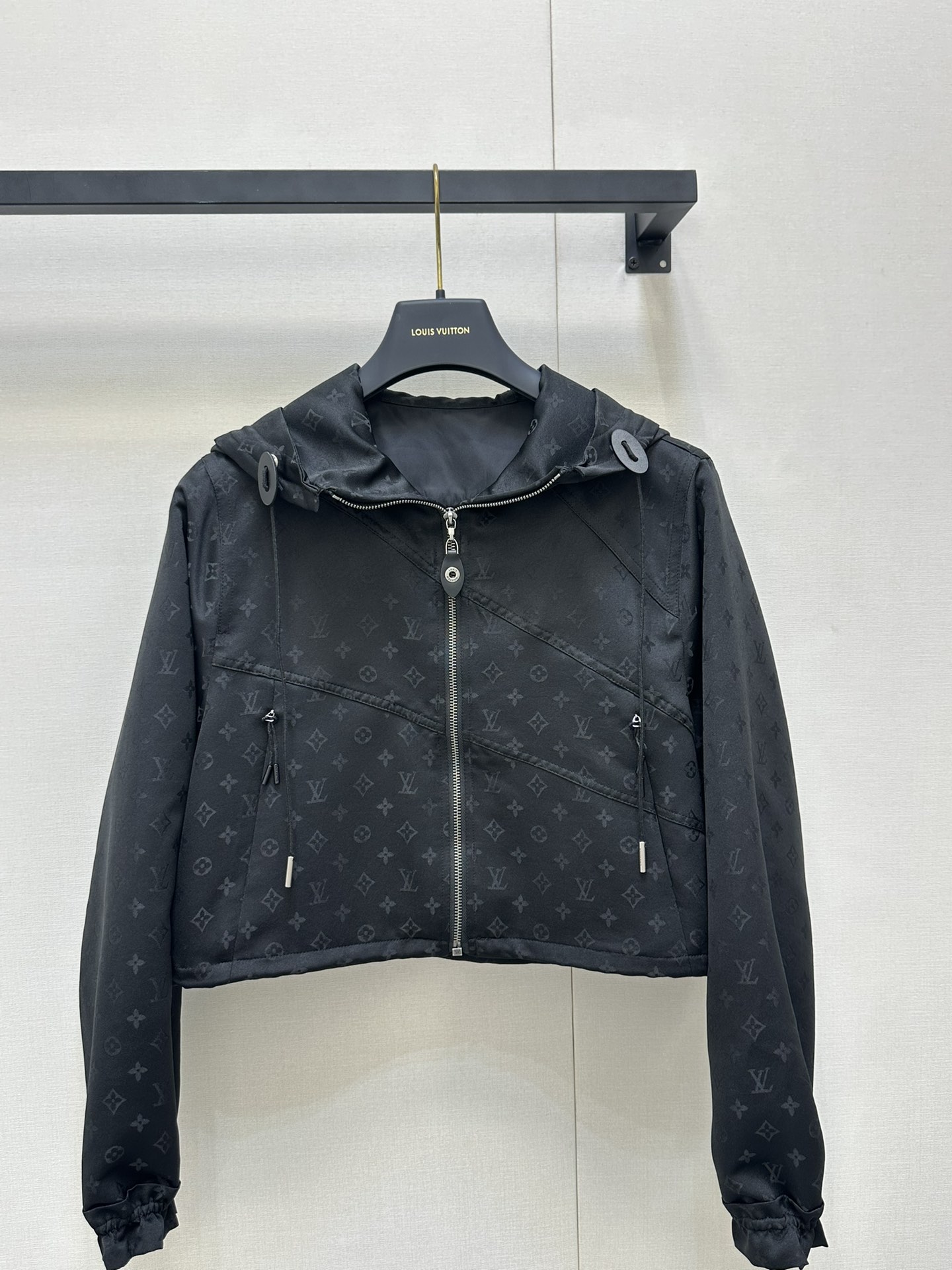 NO:431641,Louis Vuitto*25 new product hooded jacquard jacket original development High-end production Charge nylon material breathable and comfortable, full texture Hooded drawstring jacket jacket style Large body full of four-leaf clover elements and letter logos Eccentric contour lines to create a sense of layering High-profile highlighting taste The cuffs are elastic and tightened at the same time the leather buckle drawstring and zipper pockets are added. The wind and cold protection effect is first-class. Fully improve the dexterity and practicality of outdoor activities. Any random outfit is outstanding and fashionable. The correct version SML large-scale real shots,,louis vuitton, jackets & coats, jackets & coats, hats, alexander wang19860909Louis Vuitto*25新品上连帽提花冲锋夹克原版开发 高版出品 冲锋尼龙材质 透气舒适 质感十足 连帽抽绳夹克外套版型 大身满印四叶草元素和字母徽标 斜分轮廓线塑造层次感 高调彰显品味 袖口弹力收紧 同时增加皮扣抽绳和拉链口袋 防风御寒效果一流 充分提升户外活动的灵巧性和实用度 随意外搭都出彩时髦 认准版本 SML大货实拍,,louis vuitton,jackets & coats,jackets & coats,hats,alexander wang,Women's clothing