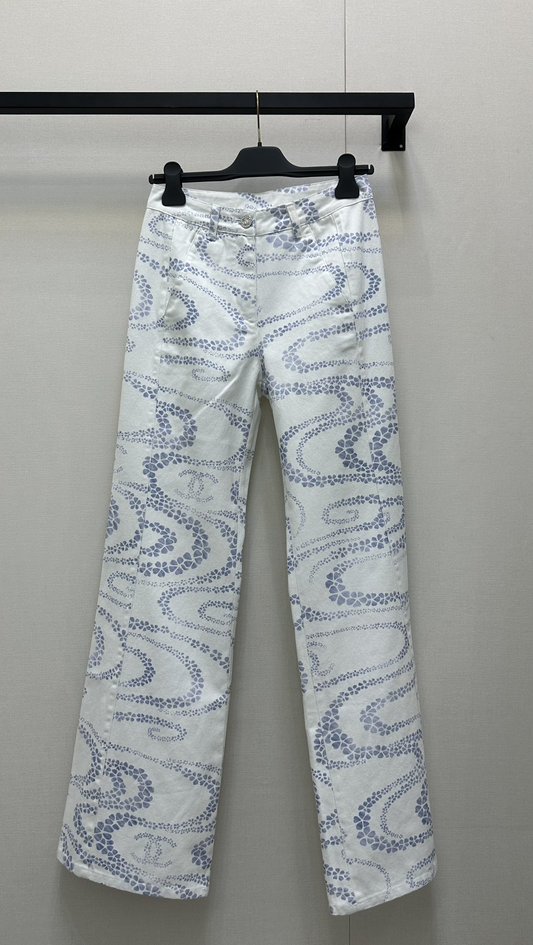 NO:432372,Chane* 25Ss spring and summer new style, four-leaf clover logo printed straight-line jeans. Original development!  High-end production!  Micro-flare trousers, the upper body is super body proportions, visually high and slimming, classic brand logo print, fashionable and high-end, the youthful and energetic summer girl gets it immediately, it's absolutely amazing. SML big-name real shot, chanel, jeans, alexander wang19860909Chane* 25Ss春夏新款 四叶草logo印花直筒牛仔裤.原版开发！高版出品！微喇叭裤 上身超显身材比例 视觉显高显瘦 经典的品牌Logo印花 时髦又高级 上身青春活力的夏日元气少女立马get 简直绝绝子 现货 SML大货实拍,,chanel,jeans,alexander wang,Women's clothing