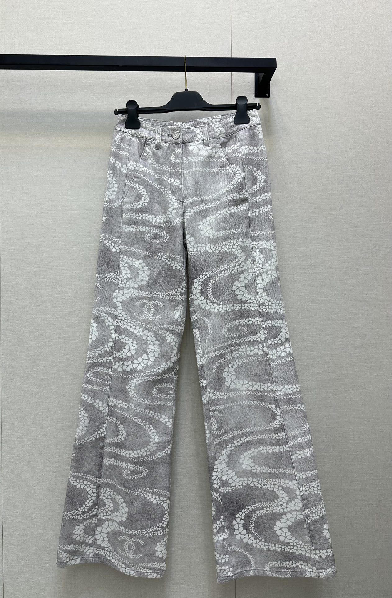 NO:432384,Chane* 25Ss spring and summer new style, four-leaf clover logo printed straight-line jeans. Original development!  High-end production!  Micro-flare trousers, the upper body is super body proportions, visually high and slimming, classic brand logo print, fashionable and high-end, the youthful and energetic summer girl gets it immediately, it's absolutely amazing. SML big-name real shot, chanel, jeans, alexander wang19860909Chane* 25Ss春夏新款 四叶草logo印花直筒牛仔裤.原版开发！高版出品！微喇叭裤 上身超显身材比例 视觉显高显瘦 经典的品牌Logo印花 时髦又高级 上身青春活力的夏日元气少女立马get 简直绝绝子 现货 SML大货实拍,,chanel,jeans,alexander wang,Women's clothing