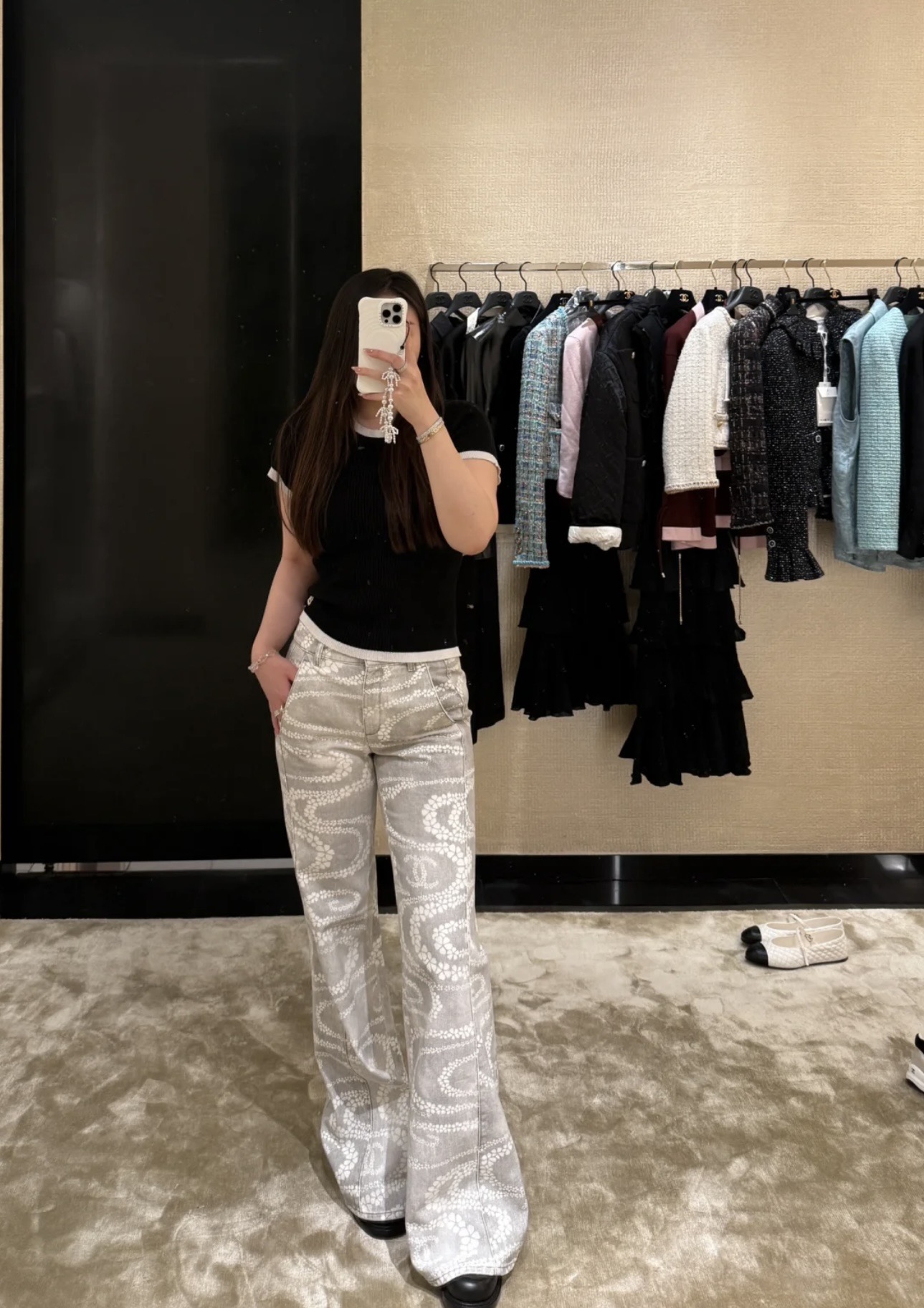 NO:432388,Chane* 25Ss spring and summer new style, four-leaf clover logo printed straight-line jeans. Original development!  High-end production!  Micro-flare trousers, the upper body is super body proportions, visually high and slimming, classic brand logo print, fashionable and high-end, the youthful and energetic summer girl gets it immediately, it's absolutely amazing. SML, chanel, jeans, alexander wang19860909Chane* 25Ss春夏新款 四叶草logo印花直筒牛仔裤.原版开发！高版出品！微喇叭裤 上身超显身材比例 视觉显高显瘦 经典的品牌Logo印花 时髦又高级 上身青春活力的夏日元气少女立马get 简直绝绝子 现货 SML,,chanel,jeans,alexander wang,Women's clothing