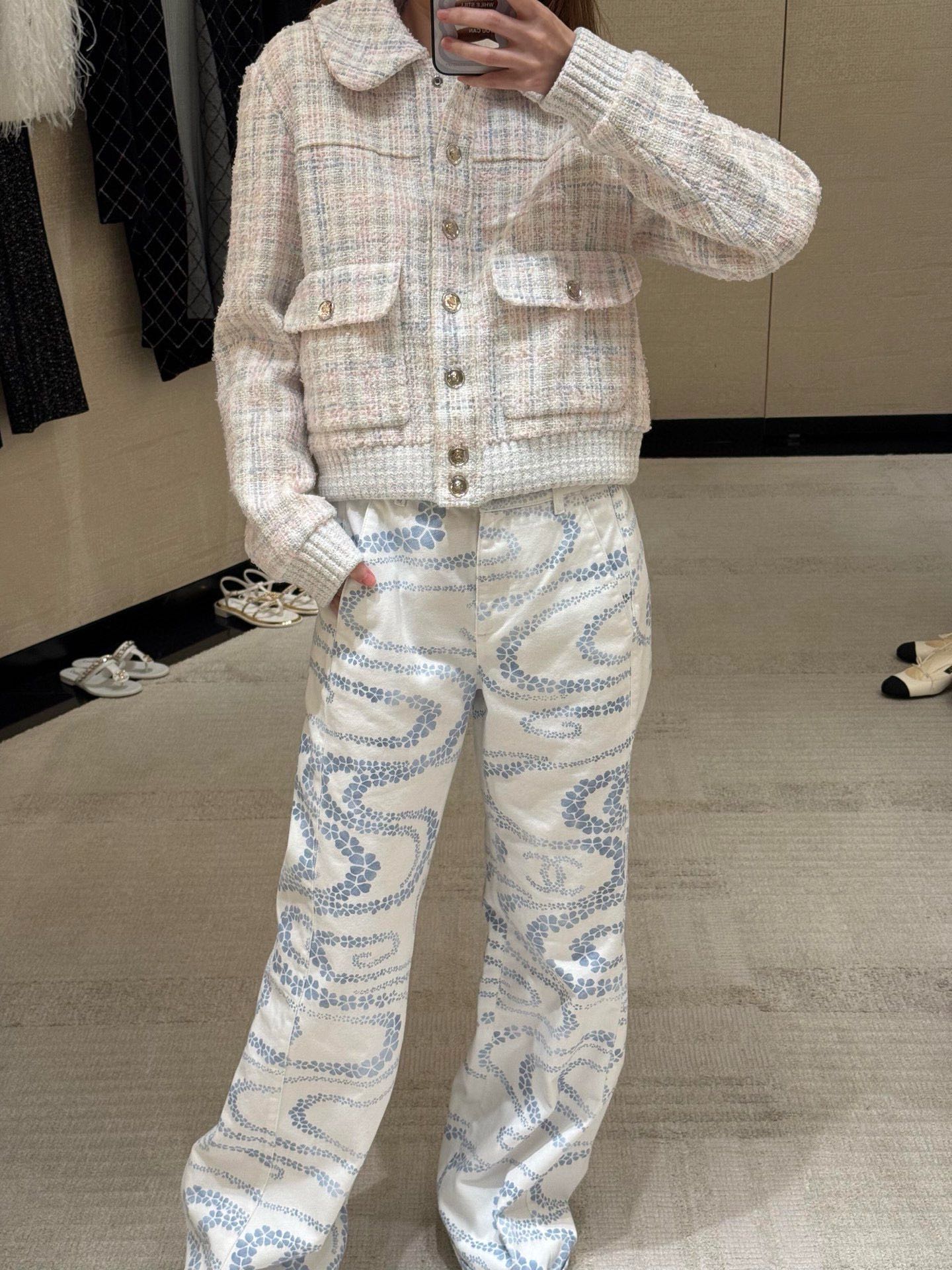 NO:432378,Chane* 25Ss spring and summer new style, four-leaf clover logo printed straight-line jeans. Original development!  High-end production!  Micro-flare trousers, the upper body is super body proportions, visually high and slimming, classic brand logo print, fashionable and high-end, the youthful and energetic summer girl gets it immediately, it's absolutely amazing. SML, chanel, jeans, alexander wang19860909Chane* 25Ss春夏新款 四叶草logo印花直筒牛仔裤.原版开发！高版出品！微喇叭裤 上身超显身材比例 视觉显高显瘦 经典的品牌Logo印花 时髦又高级 上身青春活力的夏日元气少女立马get 简直绝绝子 现货 SML,,chanel,jeans,alexander wang,Women's clothing