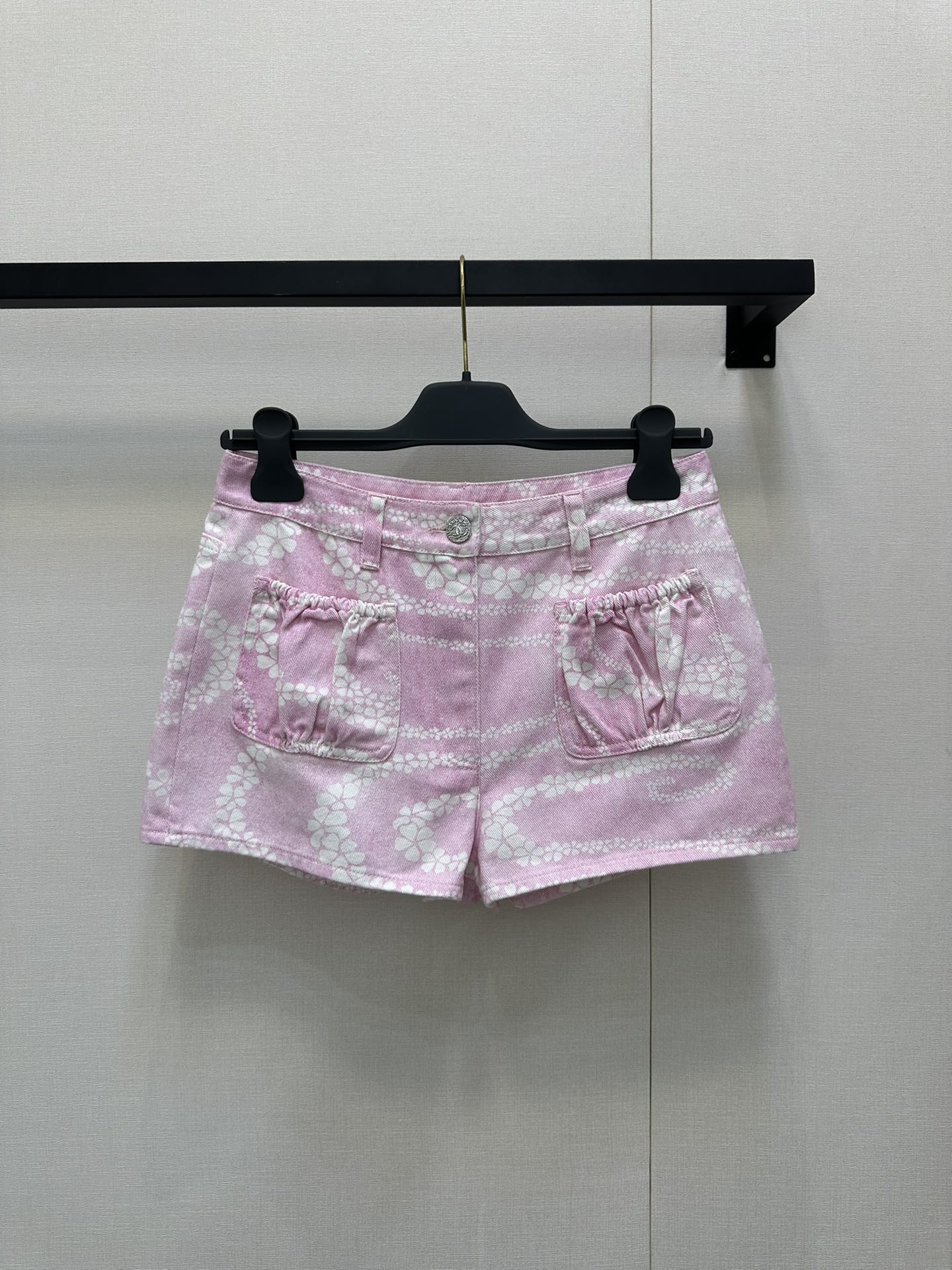 NO:432393,Chane* 25Ss Spring and Summer New Product Coco Beach Series Denim Shorts. Original Development!  High-end production!  Custom Enzyme Washed Cowboy Fabric!  A must-have item for white and rich beauty. A slimming tool is a classic pants that look super beautiful on the upper body!  High-number organic pure cotton denim texture is soft and delicate!  Nostalgic retro wash water with fashionable and high-end tone!  Perfect pants with huge slim upper body!  Spot SML large-scale real shots, chanel, shorts, alexander wang19860909Chane* 25Ss春夏新品 Coco沙滩系列牛仔短裤.原版开发！高版出品！定制酵素洗水牛仔面料！白富美必入单品.显瘦神器经典裤型上身超好看！高织数有机纯棉牛仔质感柔软细腻！怀旧复古洗水时髦又高级的调调！完美裤型上身巨显瘦！现货 SML大货实拍,,chanel,shorts,alexander wang,Women's clothing