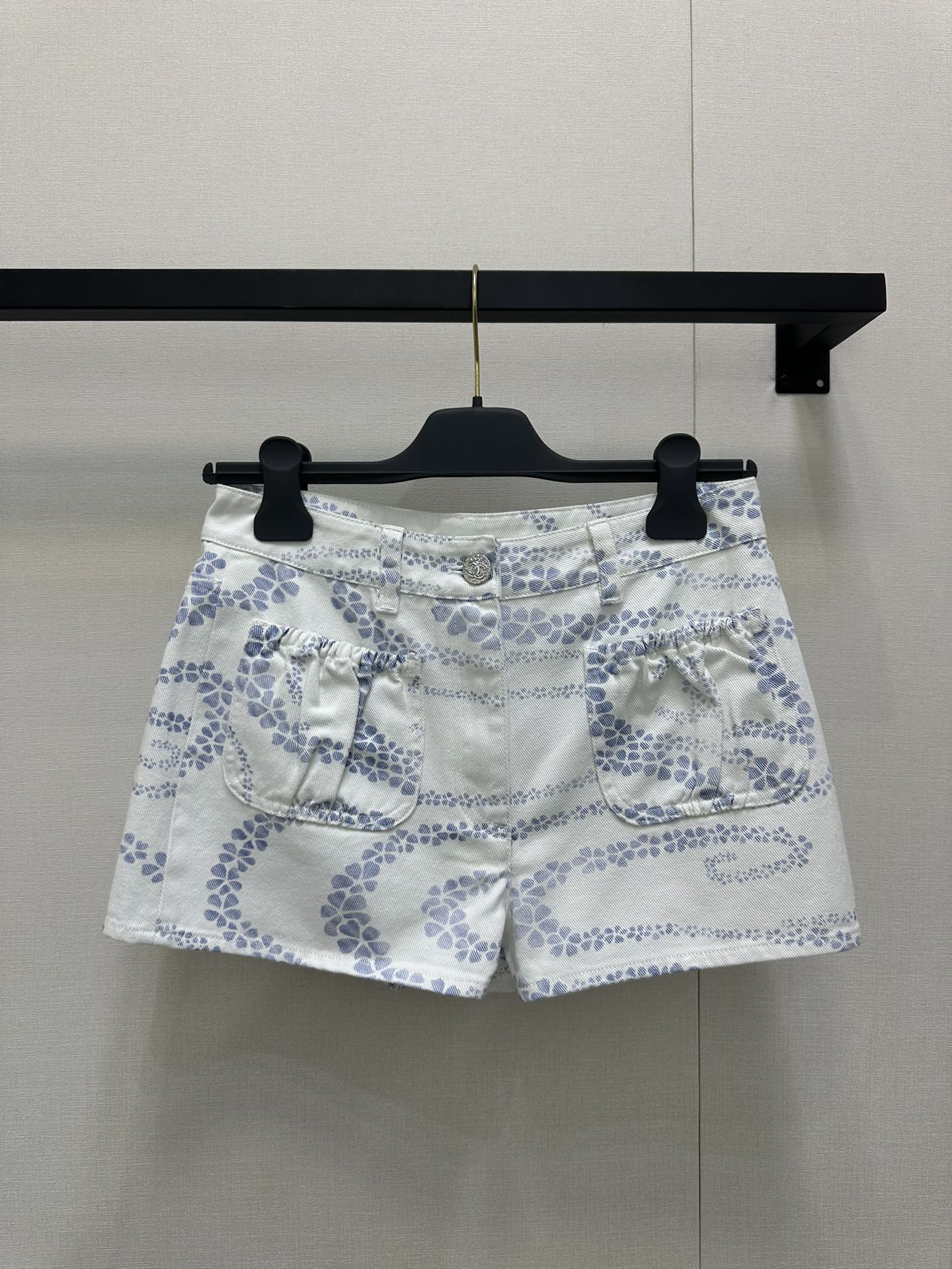 NO:432403,Chane* 25Ss Spring and Summer New Product Coco Beach Series Denim Shorts. Original Development!  High-end production!  Custom Enzyme Washed Cowboy Fabric!  A must-have item for white and rich beauty. A slimming tool is a classic pants that look super beautiful on the upper body!  High-number organic pure cotton denim texture is soft and delicate!  Nostalgic retro wash water with fashionable and high-end tone!  Perfect pants with huge slim upper body!  Spot SML large-scale real shots, chanel, shorts, alexander wang19860909Chane* 25Ss春夏新品 Coco沙滩系列牛仔短裤.原版开发！高版出品！定制酵素洗水牛仔面料！白富美必入单品.显瘦神器经典裤型上身超好看！高织数有机纯棉牛仔质感柔软细腻！怀旧复古洗水时髦又高级的调调！完美裤型上身巨显瘦！现货 SML大货实拍,,chanel,shorts,alexander wang,Women's clothing