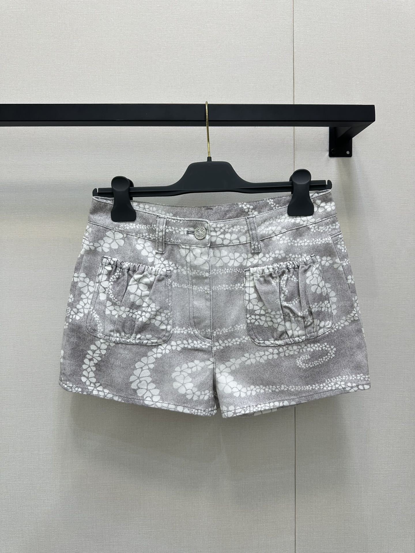 NO:432411,Chane* 25Ss Spring and Summer New Product Coco Beach Series Denim Shorts. Original Development!  High-end production!  Custom Enzyme Washed Cowboy Fabric!  A must-have item for white and rich beauty. A slimming tool is a classic pants that look super beautiful on the upper body!  High-number organic pure cotton denim texture is soft and delicate!  Nostalgic retro wash water with fashionable and high-end tone!  Perfect pants with huge slim upper body!  Spot SML large-scale real shots, chanel, shorts, alexander wang19860909Chane* 25Ss春夏新品 Coco沙滩系列牛仔短裤.原版开发！高版出品！定制酵素洗水牛仔面料！白富美必入单品.显瘦神器经典裤型上身超好看！高织数有机纯棉牛仔质感柔软细腻！怀旧复古洗水时髦又高级的调调！完美裤型上身巨显瘦！现货 SML大货实拍,,chanel,shorts,alexander wang,Women's clothing