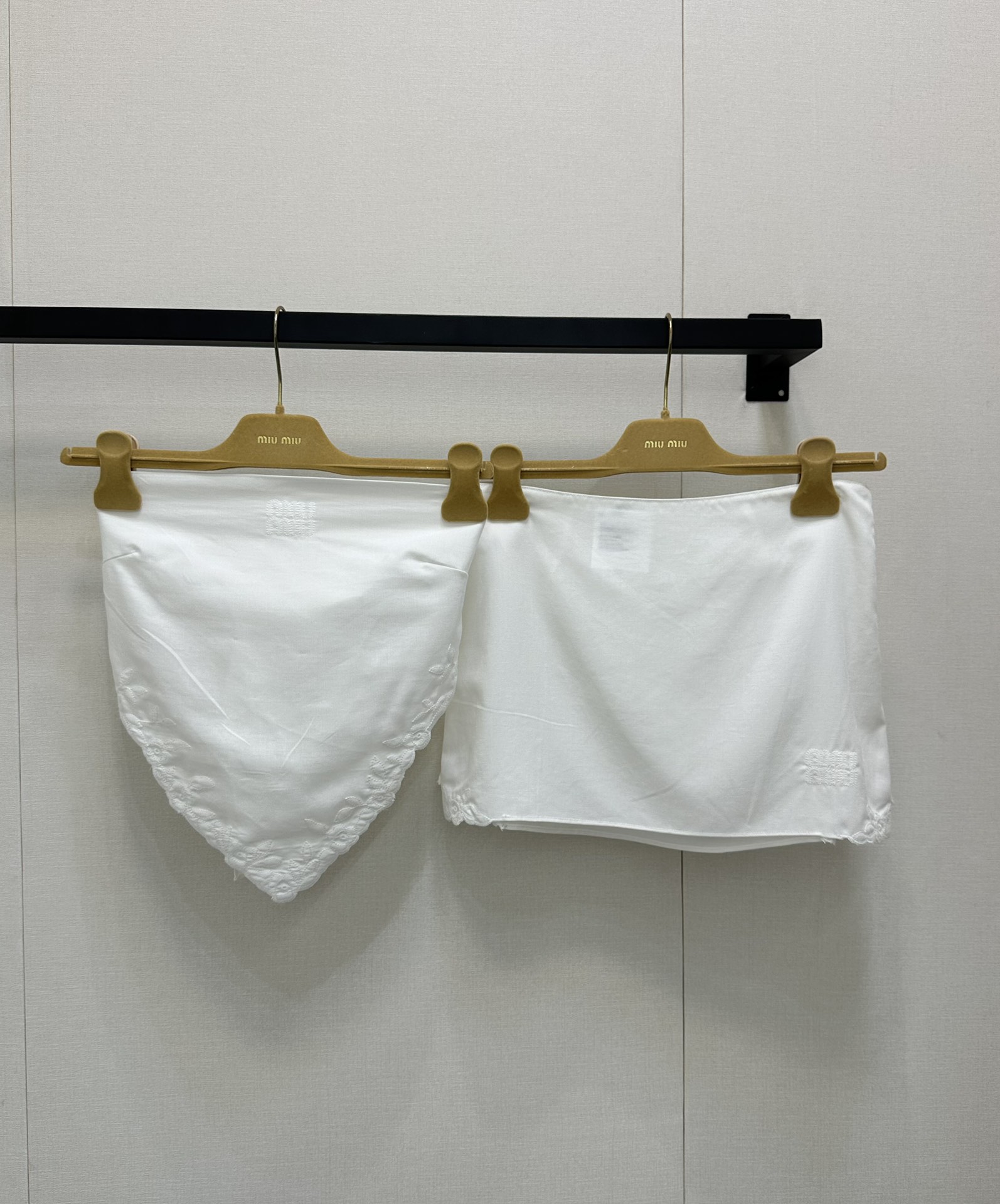 NO:432412,(Tibre Boob) Miumi* 25Ss Spring and Summer New Embroidered Dianzi Short Skirt. Original Developed!  High-end production!  A must-have item for hot girls!  The photo is super chicky and fashionable!  Absolutely unique. One set of heavy industry technology is complicated in workmanship!  The details are perfect!  It's really beautiful~ Jimei, rush to the duck!  Spot SML real-time photos, miumiu, skirts, alexander wang19860909（抹胸） Miumi* 25Ss春夏新款 刺绣粗斜纹短裙.原版开发！高版出品！辣妹女孩们必入单品！拍照超鸡具有时髦感！绝对的与众不同 一套都是重工工艺 做工复杂！细节也做到完美！真的非常好看～集美们 冲鸭！现货 SML大货实拍,,miumiu,skirts,alexander wang,Women's clothing