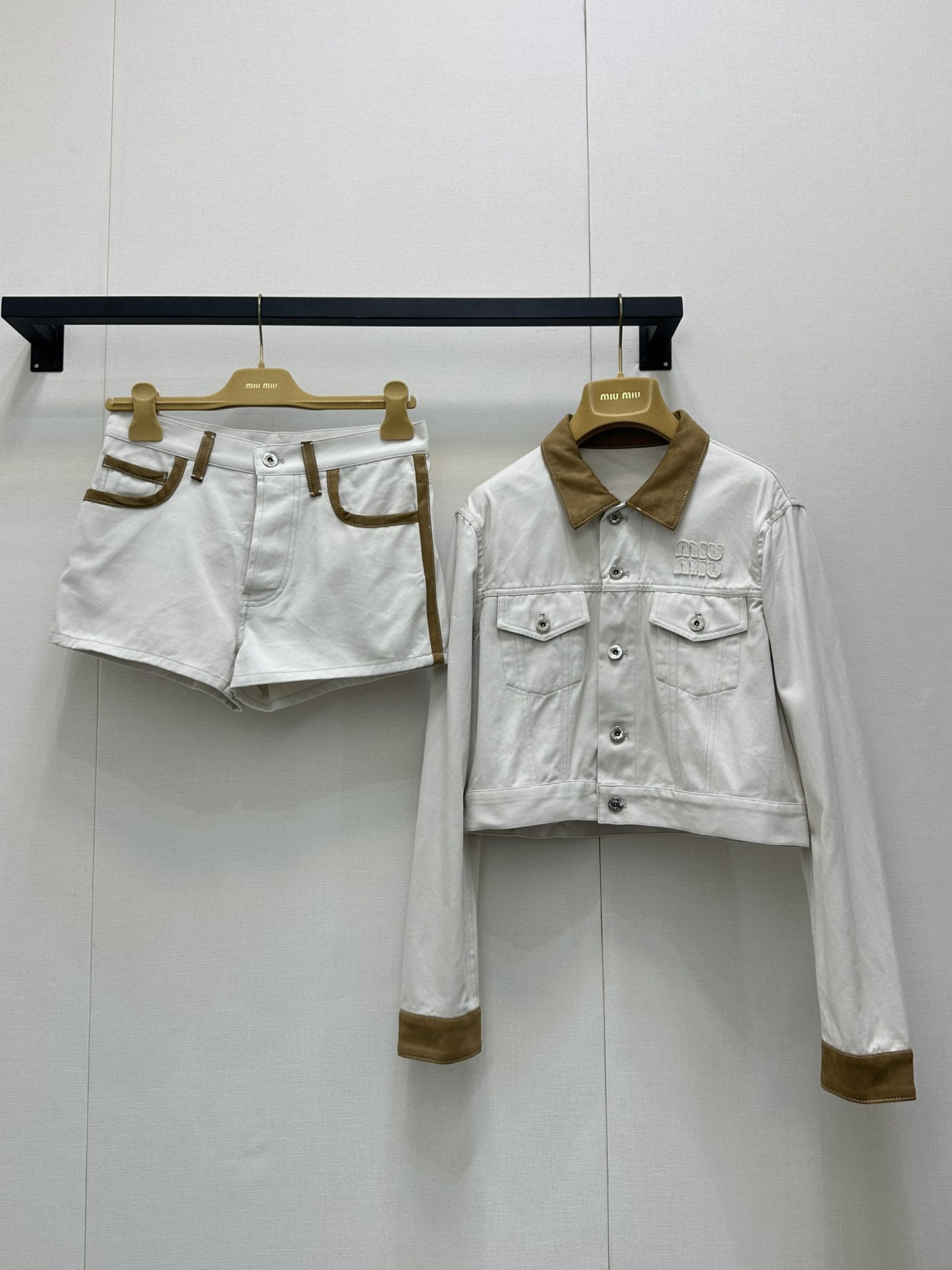 NO:432395,(Shorts) Miumi*2025 new product spliced ​​denim jacket shorts Original development High-version production Enzyme washing process The collar edge is then spliced ​​with brown elk leather on the back to the cuffs, forming a collision with the large body. The ready-made clothes are not easy to fade, the regular denim jacket jacket is designed with shoulder lapels, and the symmetrical pockets on the chest are decorated with letters and logo embroidered to light up the details. Paired with the same series of shorts, the simple and durable contrasting details echo up and down, presenting a casual and free style of dressing. The set is fashionable and fashionable. It is also great to match separately!  SML big-ticket real shots, miumiu, shorts, jackets & coats, jackets & coats, alexander wang19860909（短裤）Miumi*2025新品拼接牛仔外套短裤 原版开发 高版出品 酵素水洗工艺 领边随后背至袖口以棕色麋皮拼接 与大身形成碰撞 成衣不易掉色串色 牛仔夹克外套常规外套正肩翻领设计 胸前对称口袋处饰以字母徽标刺绣点亮细节 搭配同系列短裤 简约耐看的撞色细节上下呼应 呈现随性自由的穿搭风格 成套穿搭时髦洋气 分开搭配也很赞！SML大货实拍,,miumiu,shorts,jackets & coats,jackets & coats,alexander wang,Women's clothing