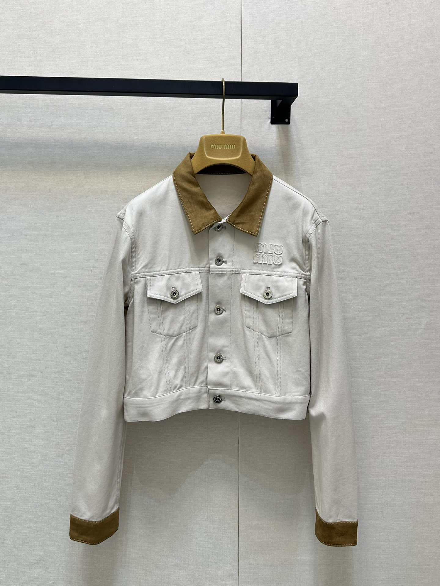 NO:432427,(Coat) Miumi*2025 new product spliced ​​denim jacket shorts Original development High-version production Enzyme washing process The collar edge is then spliced ​​with brown elk leather on the back to the cuffs, forming a collision with the big body. The ready-made clothes are not easy to fade, the regular denim jacket jacket is designed with shoulder lapel design, and the symmetrical pockets on the chest are decorated with letters and logo embroidered to highlight details. Paired with the same series of shorts, the simple and durable contrasting details echo up and down, presenting a casual and free style of dressing. The set is fashionable and fashionable. It is also great to match separately!  SML big-ticket real shots, miumiu, shorts, jackets & coats, jackets & coats, alexander wang19860909（外套）Miumi*2025新品拼接牛仔外套短裤 原版开发 高版出品 酵素水洗工艺 领边随后背至袖口以棕色麋皮拼接 与大身形成碰撞 成衣不易掉色串色 牛仔夹克外套常规外套正肩翻领设计 胸前对称口袋处饰以字母徽标刺绣点亮细节 搭配同系列短裤 简约耐看的撞色细节上下呼应 呈现随性自由的穿搭风格 成套穿搭时髦洋气 分开搭配也很赞！SML大货实拍,,miumiu,shorts,jackets & coats,jackets & coats,alexander wang,Women's clothing