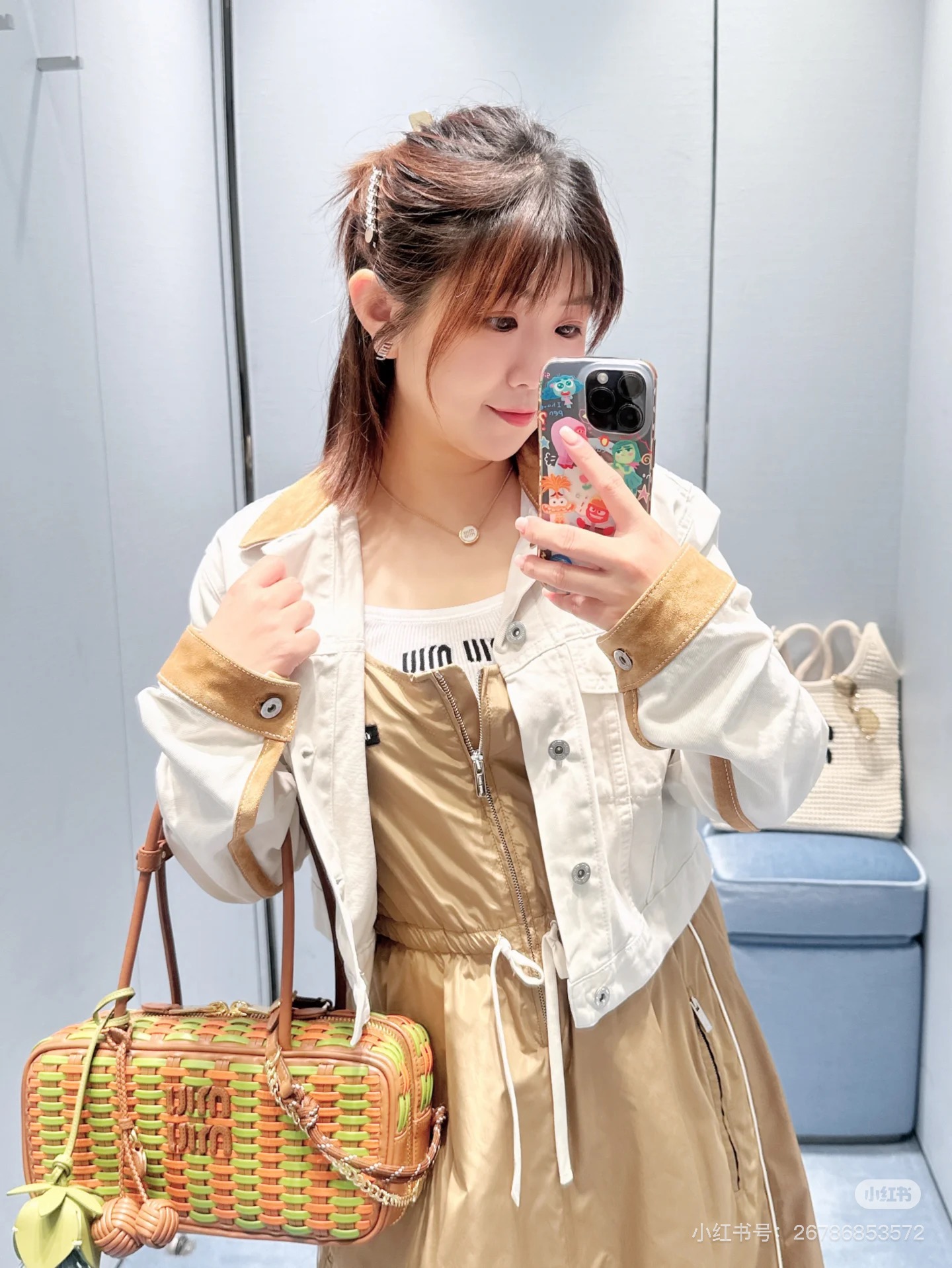 NO:432389,(Coat) Miumi*2025 new product spliced ​​denim jacket shorts Original development High-version production Enzyme washing process The collar edge is then spliced ​​with brown elk leather on the back to the cuffs, forming a collision with the big body. The ready-made clothes are not easy to fade, the regular denim jacket jacket is designed with shoulder lapel design, and the symmetrical pockets on the chest are decorated with letters and logo embroidered to highlight details. Paired with the same series of shorts, the simple and durable contrasting details echo up and down, presenting a casual and free style of dressing. The set is fashionable and fashionable. It is also great to match separately!  SML, miumiu, shorts, jackets & coats, jackets & coats, alexander wang19860909（外套）Miumi*2025新品拼接牛仔外套短裤 原版开发 高版出品 酵素水洗工艺 领边随后背至袖口以棕色麋皮拼接 与大身形成碰撞 成衣不易掉色串色 牛仔夹克外套常规外套正肩翻领设计 胸前对称口袋处饰以字母徽标刺绣点亮细节 搭配同系列短裤 简约耐看的撞色细节上下呼应 呈现随性自由的穿搭风格 成套穿搭时髦洋气 分开搭配也很赞！SML,,miumiu,shorts,jackets & coats,jackets & coats,alexander wang,Women's clothing