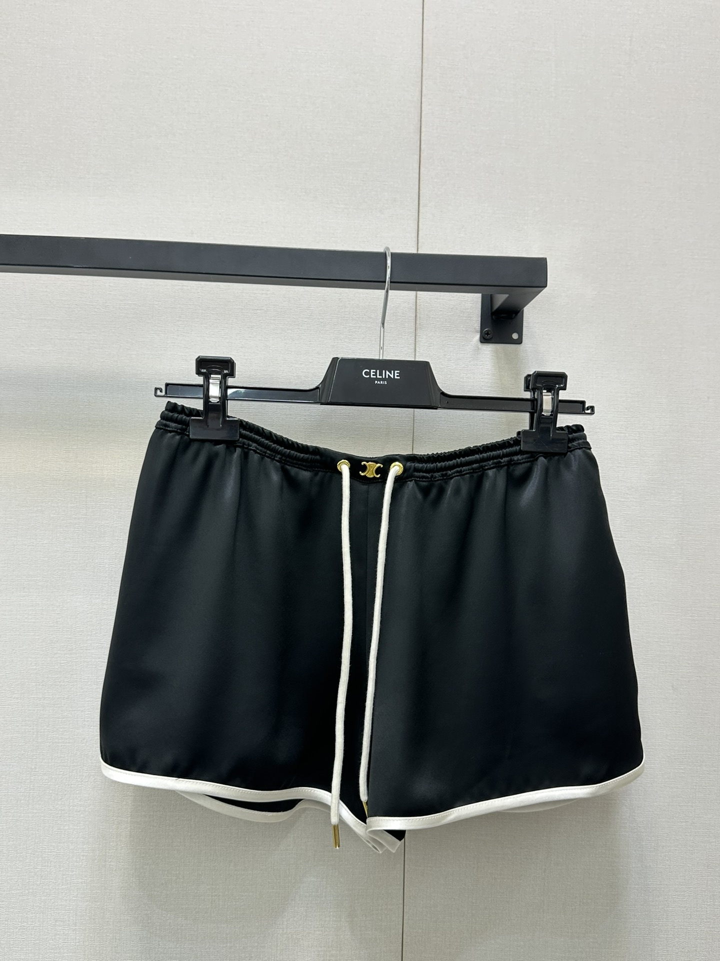 NO:432419,Celin*25 new logo drawstring shorts. Original custom acetate fabric, comfortable texture, full quality. Customized Arc de Triomphe metal brand logo at waist. Waist drawstring adjusts elasticity to form a structural collision to add a sense of casual and fashionable feeling. The waist embellishes the Arc de Triomphe logo pattern, which makes the visual effect richer. Brand recognition improves fashion trends. Fashionable and fashionable. Accurate version. SML large-scale real shots, celine, shorts, alexander wang19860909Celin*25新品徽标抽绳短裤.原版定制醋酸面料 质感舒适 品相十足 腰部定制凯旋门金属品牌标识 腰部抽绳调节松紧 形成结构性碰撞 增添休闲时尚感 腰间点缀凯旋门徽标图案 视觉效果更显丰富 品牌识别度提升 穿搭潮流 时髦洋气 认准版本 SML大货实拍,,celine,shorts,alexander wang,Women's clothing