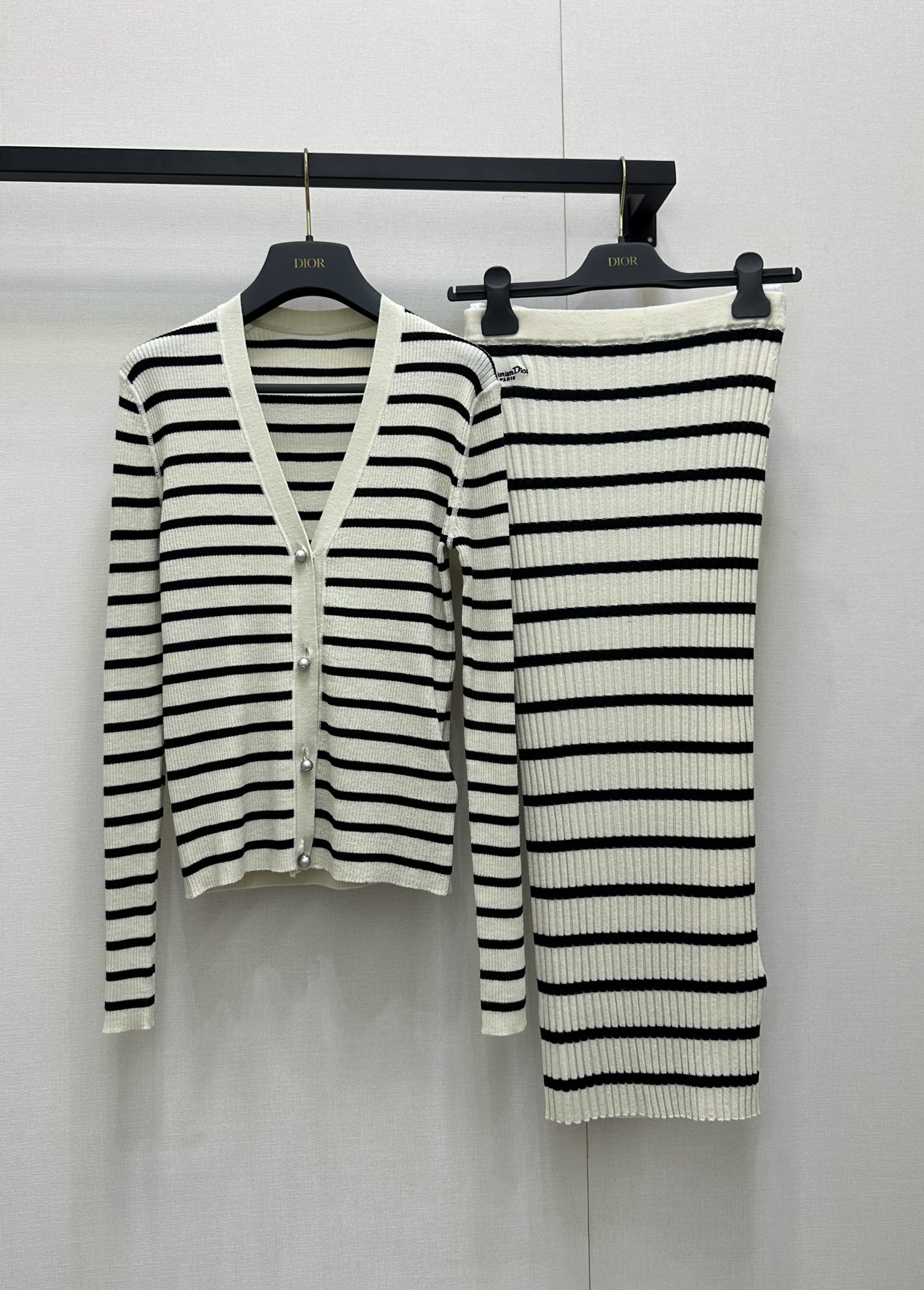 NO:436929,Dio*25Fw autumn and winter new short striped V-neck knitted cardigan, high-end production!  This cardigan comes from the Di*riviera limited series, and is an exquisite and elegant item. The classic style is carefully crafted from linen-blend knitted fabric, decorated with tannin blue and white D-Stripes patterns, paired with Dior Tribales buttons that highlight silver tones CD resin beads to enhance the style, inspired by Dior classic earrings. It can enhance the style for various styles of the Dioriviera limited series. SML large-scale real shots, balenciaga, dior, earrings, alexander wang19860909Dio*25Fw秋冬新款短款条纹V领针织开衫 高版出品！这款开衫来自 Di*riviera 限定系列,是一款精致优雅的单品.经典版型,采用亚麻混纺针织面料精心制作,饰以丹宁蓝色和白色 D-Stripes 图案,搭配突显银色调 CD 树脂珠饰的 Dior Tribales 纽扣提升格调,灵感源自 Dior 经典的耳环.可为 Dioriviera 限定系列的各式造型提升格调.现货 SML大货实拍,,balenciaga,dior,earrings,alexander wang,Women's clothing