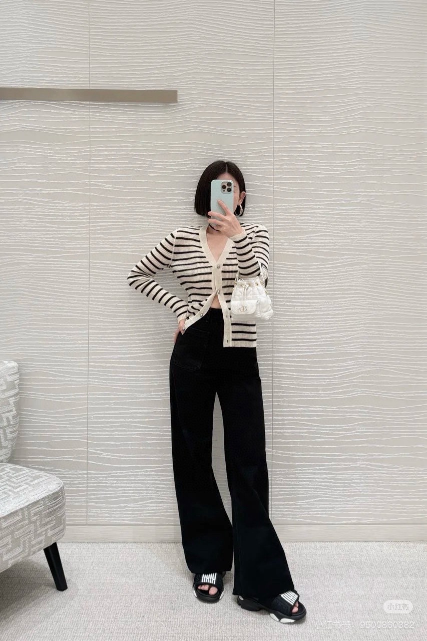 NO:436932,Dio*25Fw autumn and winter new short striped V-neck knitted cardigan, high-end production!  This cardigan comes from the Di*riviera limited series, and is an exquisite and elegant item. The classic style is carefully crafted from linen-blend knitted fabric, decorated with tannin blue and white D-Stripes patterns, paired with Dior Tribales buttons that highlight silver-toned CD resin beads to enhance the style, inspired by Dior classic earrings. It can enhance the style for various styles of the Dioriviera limited series. SML, balenciaga, dior, earrings, alexander wang19860909Dio*25Fw秋冬新款短款条纹V领针织开衫 高版出品！这款开衫来自 Di*riviera 限定系列,是一款精致优雅的单品.经典版型,采用亚麻混纺针织面料精心制作,饰以丹宁蓝色和白色 D-Stripes 图案,搭配突显银色调 CD 树脂珠饰的 Dior Tribales 纽扣提升格调,灵感源自 Dior 经典的耳环.可为 Dioriviera 限定系列的各式造型提升格调.现货 SML,,balenciaga,dior,earrings,alexander wang,Women's clothing