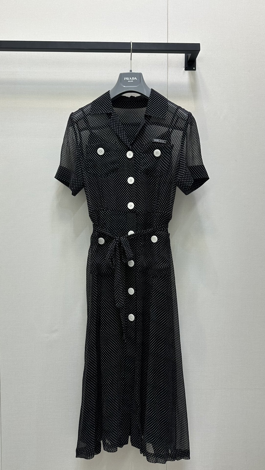 NO:432360,Prad*2025 new silk polka dot two-piece belt long skirt. Original development. High-end production, silk material, texture, shiny, skin-enhancing and comfortable. Button design dress tailoring. Two-piece set style of inner suspender base. The outer skirt is full of black and white polka dot patterns. Loose straight-tube style. Easy to accommodate body shape. Both fat and thin. Adjust elasticity with the waist belt to adjust the elasticity and proportions to outline the lines. Delicate printing highlights the brand's sense of luxury. The action is lively and elegant, echoing the fairy-like style to create a dignified and generous dress with temperament and practicality. Full vacation atmosphere. Both pieces can be matched separately. Full score!  Recognize the version SML big product real shot, prada, skirts, real silk, alexander wang19860909Prad*2025新品真丝波点两件套腰带长裙 原版开发 高版出品,真丝材质 质感光泽 养肤舒适 钮扣设计连衣裙剪裁 内里吊带打底两件套版型 外裙通体满印黑白相间波点图案 宽松直筒版型 轻松包容身形 胖瘦皆宜 腰间以本布腰带调节松紧 轻松划分比例勾勒线条 细腻印花凸显品牌高级感 行动间灵动飘逸 与仙气飘飘的风格相呼应 打造端庄大方 气质与实用兼备的四季百搭连衣裙 度假气息满满 两件都可以分开做搭配穿搭 满分！认准版本 SML大货实拍,,prada,skirts,real silk,alexander wang,Women's clothing