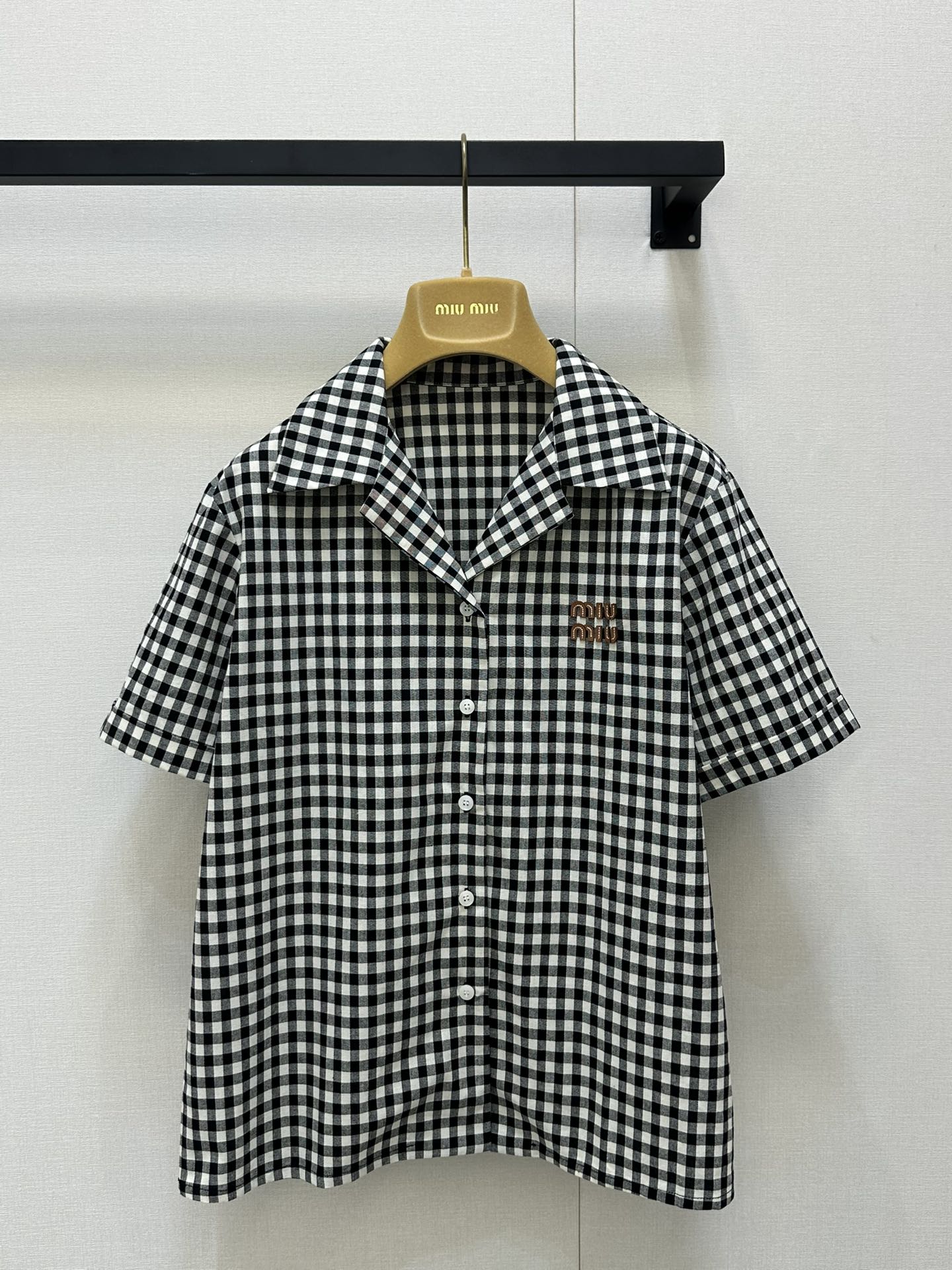 NO:432420,Miumi* 25Ss Spring and Summer New Black and White Small Plaid Short-Sleeve Shirt. Original Development!  High-end production!  Customized light and thin colored plaid cotton fabric, flat and delicate cloth, skin-friendly, breathable and wrinkle-free, and has a super good texture!  Plaid summer half-sleeved shirt, retro Vichy black and white plaid elements are never out of date, simple loose shirt style cut, single-breasted closure on the front, brown leather logo on the chest adds highlights, and the details inside and outside are very OK. Paired with shorts or skirts to create a cool summer outfit!  Spot SML big-ticket real shot, miumiu, skirts, shorts, shirts, T-shirts, alexander wang19860909Miumi* 25Ss春夏新款 黑白小格子短袖衬衫.原版开发！高版出品！定制轻薄色织格子棉布面料,平整细腻布面,亲肤透气不易皱,质感超好！格子控的夏日半袖衬衫,复古维希黑白格纹元素永不过时,简约宽松衬衫版型裁剪,正面单排扣开合,胸口饰棕色皮革logo徽标增添亮点,里外细节做工都很OK,搭配短裤或者半裙打造清凉夏日穿搭！现货 SML大货实拍,,miumiu,skirts,shorts,shirts,T-shirt,alexander wang,Women's clothing