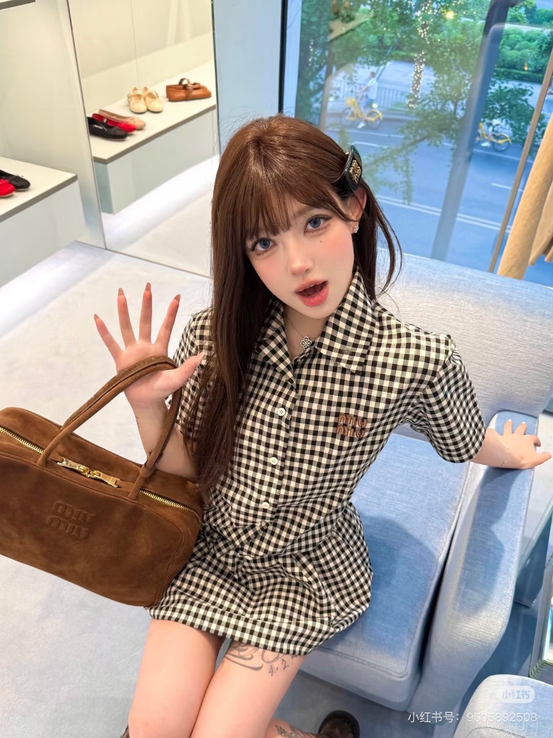 NO:432424,Miumi* 25Ss Spring and Summer New Black and White Small Plaid Short-Sleeve Shirt. Original Development!  High-end production!  Customized light and thin colored plaid cotton fabric, flat and delicate cloth, skin-friendly, breathable and wrinkle-free, and has a super good texture!  Plaid summer half-sleeved shirt, retro Vichy black and white plaid elements are never out of date, simple loose shirt style cut, single-breasted closure on the front, brown leather logo on the chest adds highlights, and the details inside and outside are very OK. Paired with shorts or skirts to create a cool summer outfit!  Spot SML, miumiu, skirts, shorts,shirts, T-shirt,alexander wang19860909Miumi* 25Ss春夏新款 黑白小格子短袖衬衫.原版开发！高版出品！定制轻薄色织格子棉布面料,平整细腻布面,亲肤透气不易皱,质感超好！格子控的夏日半袖衬衫,复古维希黑白格纹元素永不过时,简约宽松衬衫版型裁剪,正面单排扣开合,胸口饰棕色皮革logo徽标增添亮点,里外细节做工都很OK,搭配短裤或者半裙打造清凉夏日穿搭！现货 SML,,miumiu,skirts,shorts,shirts,T-shirt,alexander wang,Women's clothing