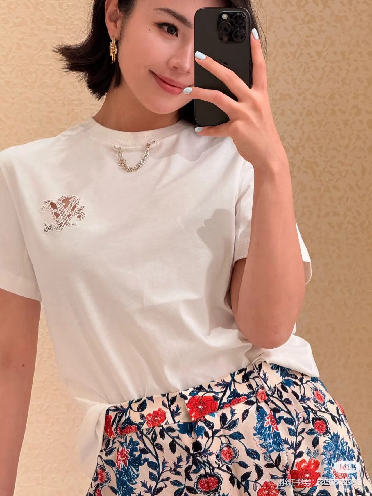 NO:433804,Louis Vuitto*2025 new letter embroidery short sleeves Original development High-end production All-cotton material Texture gloss Breathable and comfortable Chest logo embroidery Highlights brand style Made of gram-weight pure cotton Slightly elastic Presents a slim visual effect Top plain color base Neck-edge chain details Make simple style more layered and wear a casual and lazy style SML, louis vuitton, T-shirt, alexander wang19860909Louis Vuitto*2025新款字母刺绣短袖 原版开发 高版出品 全棉材质 质感光泽 透气舒适 胸前logo刺绣 凸显品牌格调 采用克重纯棉制成 略带有弹力 呈现显瘦视觉效果 上衣素色打底 领口包边链条细节 让简单款式更显层次感 穿搭出休闲慵懒风格 SML,,louis vuitton,T-shirt,alexander wang,Women's clothing