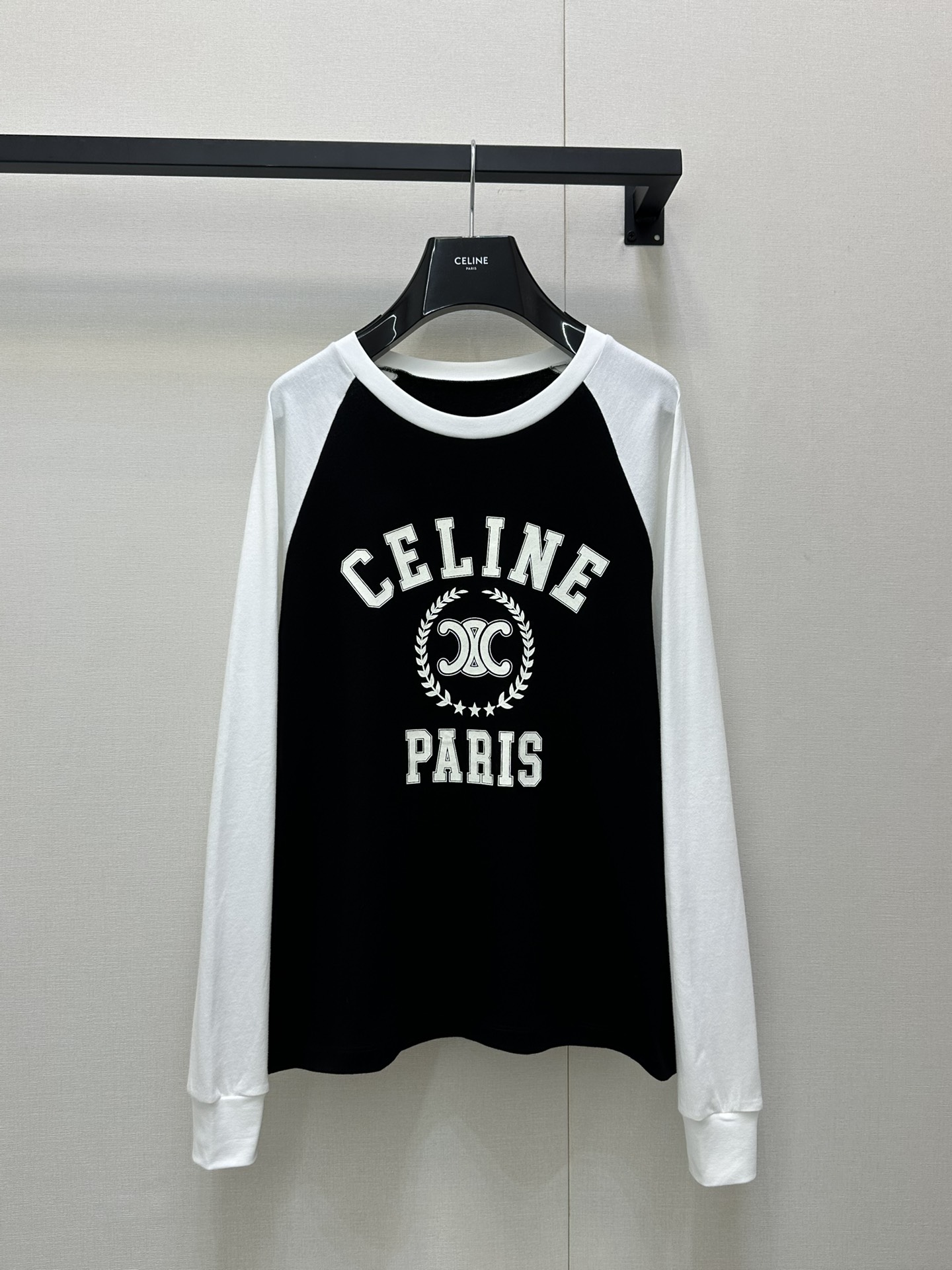 NO:433806,Celin* 25Fw early autumn new style, Arc de Triomphe printed long-sleeved T-shirt. Original development!  High-end production!  Lightweight pure cotton fabrics are also good to wear as sun protection. Contrasting color sleeve splicing design is fashionable and essential items to unlock all outfits!  Determine the quality of my home!  Classic items are fashionable and high-end!  The classic style is versatile and not picky!  Highly recommend your own products. Spot SML large-scale real-time photos, celine,tees, t-shirt,alexander wang19860909Celin* 25Fw早秋新款 麦穗凯旋门印花长袖T恤.原版开发！高版出品！轻盈纯棉面料当防晒穿也好看,撞色袖拼接设计时髦精必备单品解锁所有穿搭！认准我家品质！经典单品时髦又高级！经典版型百搭不挑人！强烈推荐自留款.现货 SML大货实拍,,celine,tees，t-shirt,alexander wang,Women's clothing