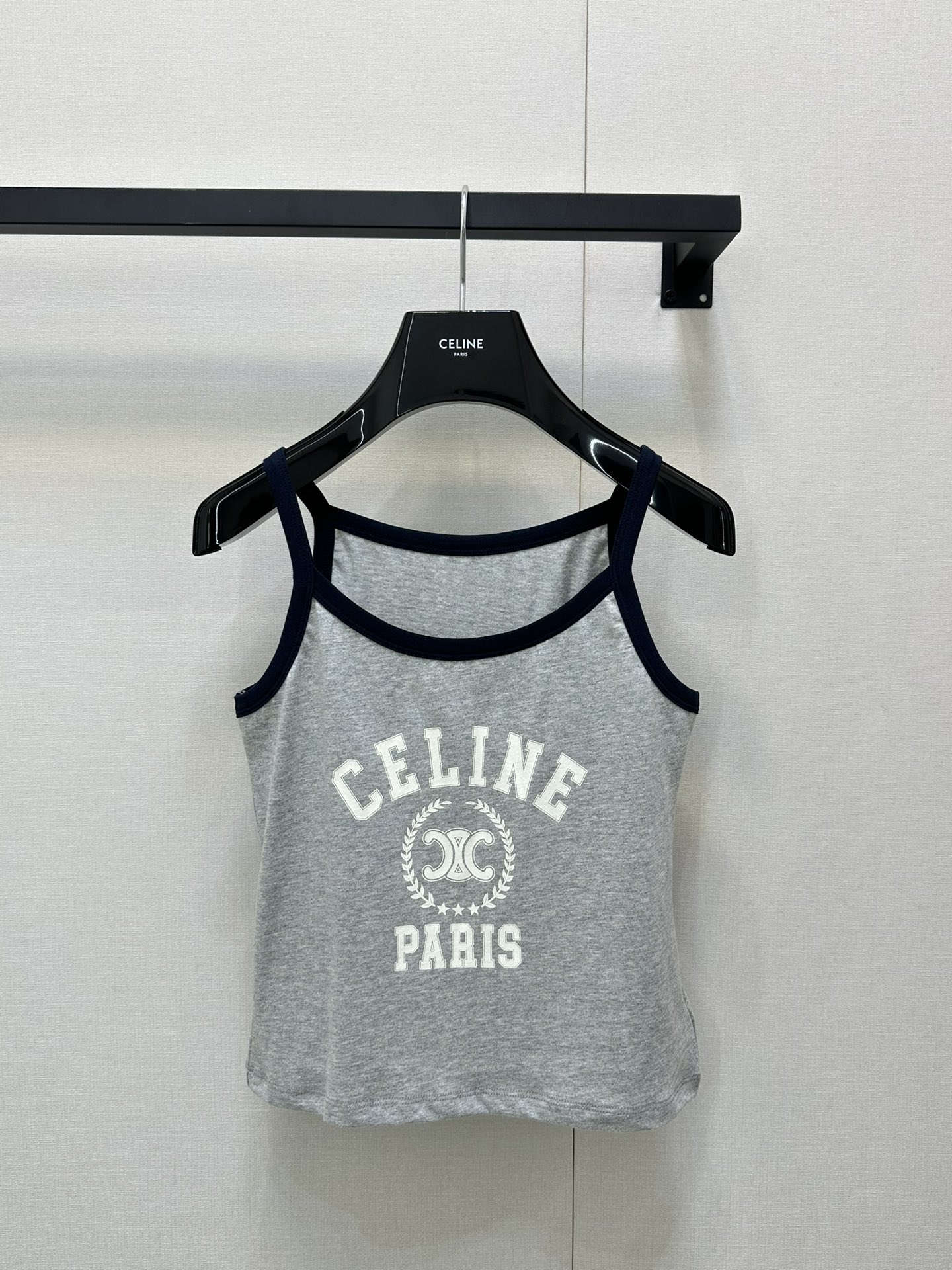 NO:433814,Celin*2025 new thin-shoulder suspender vest, all cotton material, comfortable texture, elastic and breathable, thin-shoulder suspender vest style, simple and fashionable, the whole body shoulder strap neckline and large body form a collision color, letter logo on the chest, rich design levels, highlight the brand style, make simple items more charming, wear American youthfulness, elastic fabric easily outlines the waist, wear good proportions, a suspender vest suitable for vacation and leisure, playful and fashionable, accurate version, three colors, SML large-scale real shot,,celine,alexander wang19860909Celin*2025新品细肩吊带背心 全棉材质 质感舒适 弹力透气 细肩吊带背心版型 裁剪简约时髦 通体肩带领口与大身形成碰撞色彩 胸前字母徽标 丰富设计层次 突出品牌格调 让简约单品更显魅力 穿出美式青春感 弹力面料轻松勾勒腰身 穿出好比例 一款适合度假休闲的吊带背心 俏皮洋气 认准版本 三色 SML大货实拍,,celine,alexander wang,Women's clothing