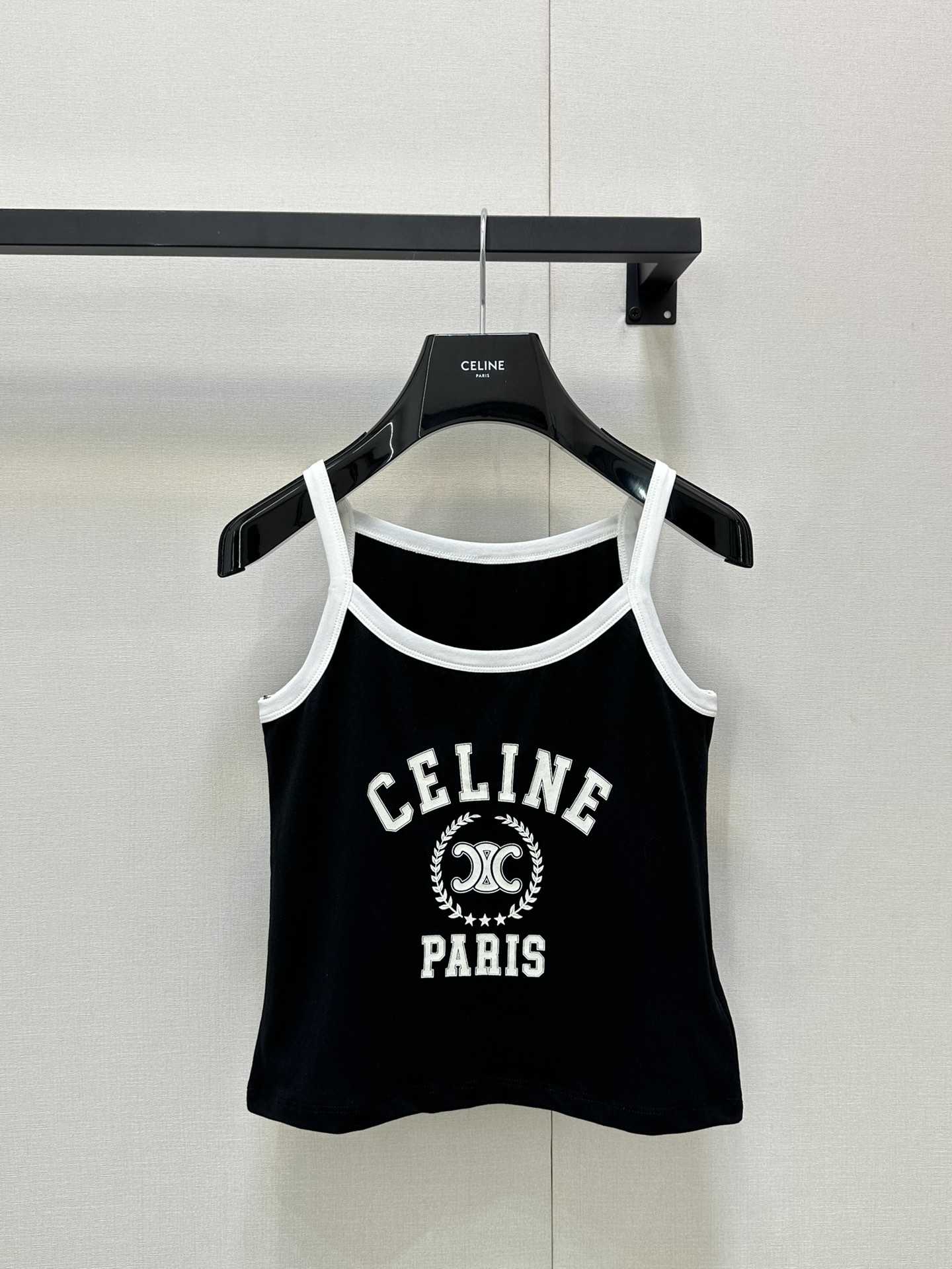 NO:433818,Celin*2025 new thin-shoulder suspender vest, all cotton material, comfortable texture, elastic and breathable, thin-shoulder suspender vest style, simple and fashionable, the whole body shoulder strap neckline and large body form a collision color, letter logo on the chest, rich design levels, highlight the brand style, make simple items more charming, wear American youthfulness, elastic fabric easily outlines the waist, wear good proportions, a suspender vest suitable for vacation and leisure, playful and fashionable, accurate version, three colors, SML large-scale real shot,,celine,alexander wang19860909Celin*2025新品细肩吊带背心 全棉材质 质感舒适 弹力透气 细肩吊带背心版型 裁剪简约时髦 通体肩带领口与大身形成碰撞色彩 胸前字母徽标 丰富设计层次 突出品牌格调 让简约单品更显魅力 穿出美式青春感 弹力面料轻松勾勒腰身 穿出好比例 一款适合度假休闲的吊带背心 俏皮洋气 认准版本 三色 SML大货实拍,,celine,alexander wang,Women's clothing