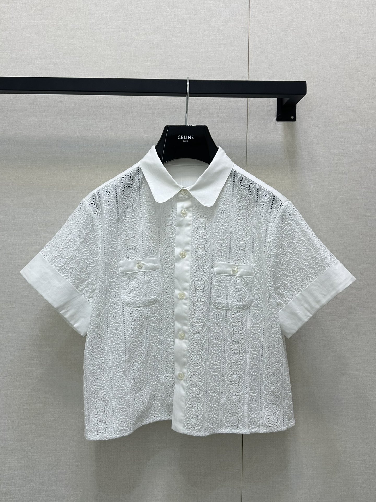 NO:433821,Celin*25Ss Spring and Summer New Style, Fashionable Lace Hollow Embroidered Shirt. Original Development!  High-end production!  The regular shirt cuts the 'sweet and cool balance' to understand the spring atmosphere. The whole dress is embroidered with Arc de Triomphe, which hides exquisite tricks. The sweet and cool feeling is directly full. Wear it with a casual aura, unlocking the new formula for spring outfits with one click, and the fashionable and charming locks this piece. Spot SML large-scale real shot, celine,shirts,alexander wang19860909Celin*25Ss春夏新款 时髦花边镂空刺绣衬衫.原版开发！高版出品！衬衫常规版型剪裁 把「甜酷平衡感」玩明白了自带春日氛围,整件衣服花型凯旋门刺绣,藏着精致小心机,甜酷感直接拉满～穿出随性气场,一键解锁春日穿搭新公式,时髦精锁死这件.现货 SML大货实拍,,celine,shirts,alexander wang,Women's clothing