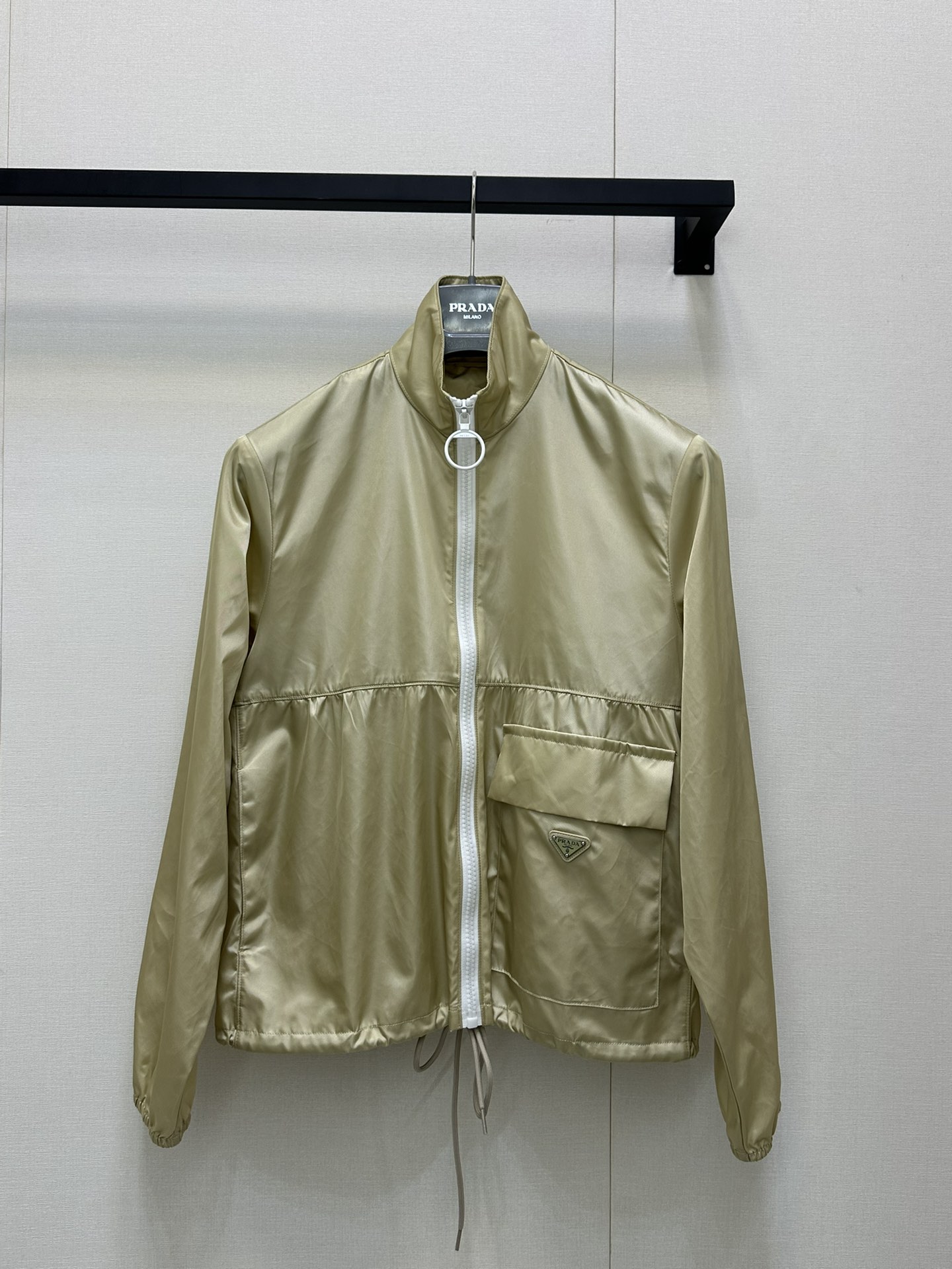 NO:433805,Jacket Prad* 25Ss Spring and Summer New Triangle Mark Double Pocket Zipper Sunscreen Jacket. Original Developed!  High-end production!  Customized development of fabrics and pattern cutting, summer outfits are also very comfortable. High-end brown colors are matched with white zippers and hardware accessories, hem adjustment design, custom hardware accessories are perfectly crafted and quality depends on the details!  Spot SML big-ticket real shots, prada, jackets & coats, alexander wang19860909外套Prad* 25Ss春夏新款 三角标双口袋拉链防晒外套.原版开发！高版出品！定制开发面料与版型裁剪 夏日穿搭也很舒适 高级的咖色搭配白色的拉链与五金配饰 下摆调节设计 定制五金辅料完美做工品质看细节！现货 SML大货实拍,,prada,jackets & coats,alexander wang,Women's clothing