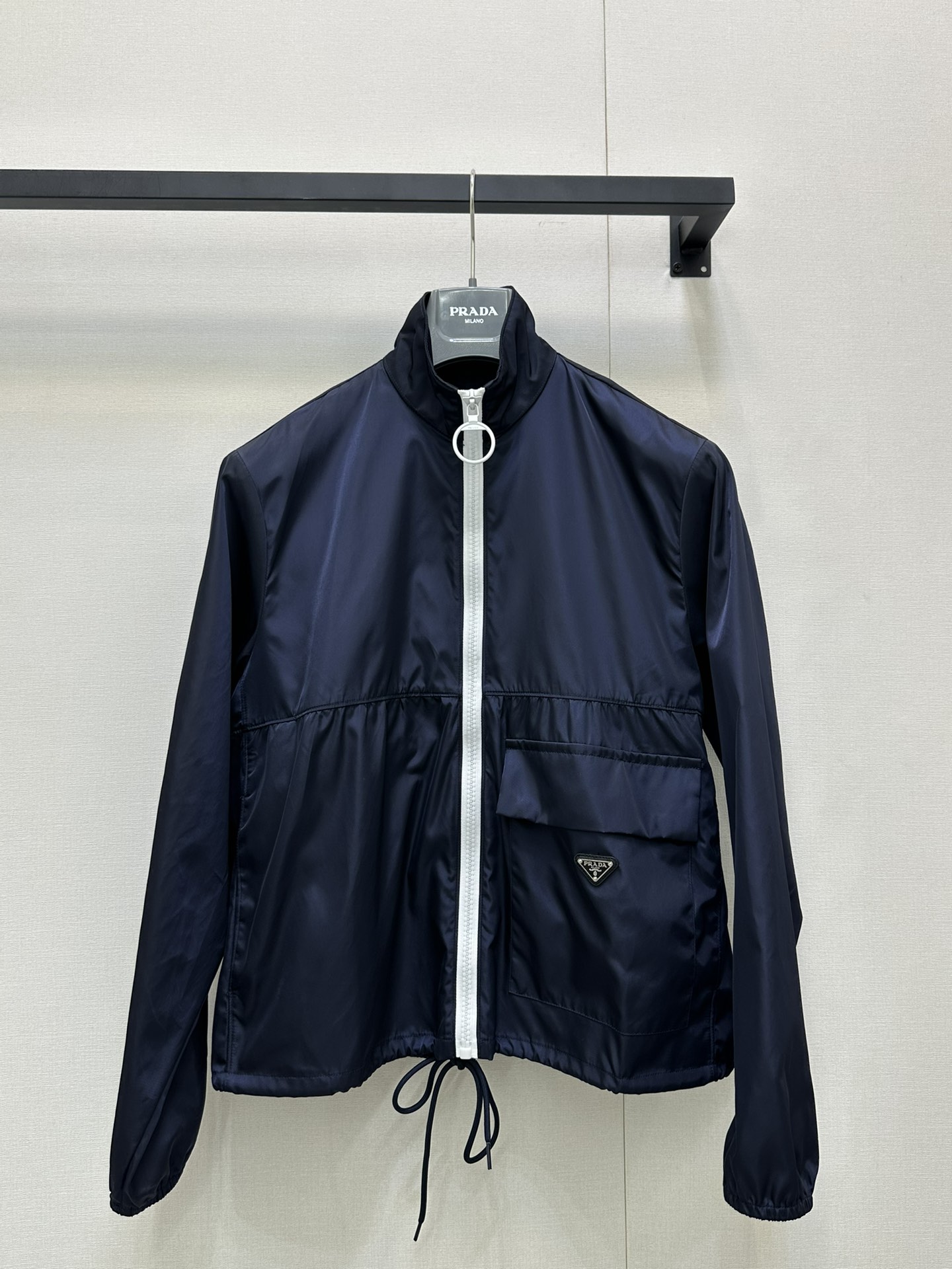 NO:433813,Prad* 25Ss Spring and Summer New Triangle Marking Double Pocket Zipper Sunscreen Jacket. Original Developed!  High-end production!  Customized development of fabrics and pattern cutting, summer outfits are also very comfortable. High-end brown colors are matched with white zippers and hardware accessories, hem adjustment design, custom hardware accessories are perfectly crafted and quality depends on the details!  Spot SML big-ticket real shots, prada, jackets & coats, alexander wang19860909Prad* 25Ss春夏新款 三角标双口袋拉链防晒外套.原版开发！高版出品！定制开发面料与版型裁剪 夏日穿搭也很舒适 高级的咖色搭配白色的拉链与五金配饰 下摆调节设计 定制五金辅料完美做工品质看细节！现货 SML大货实拍,,prada,jackets & coats,alexander wang,Women's clothing