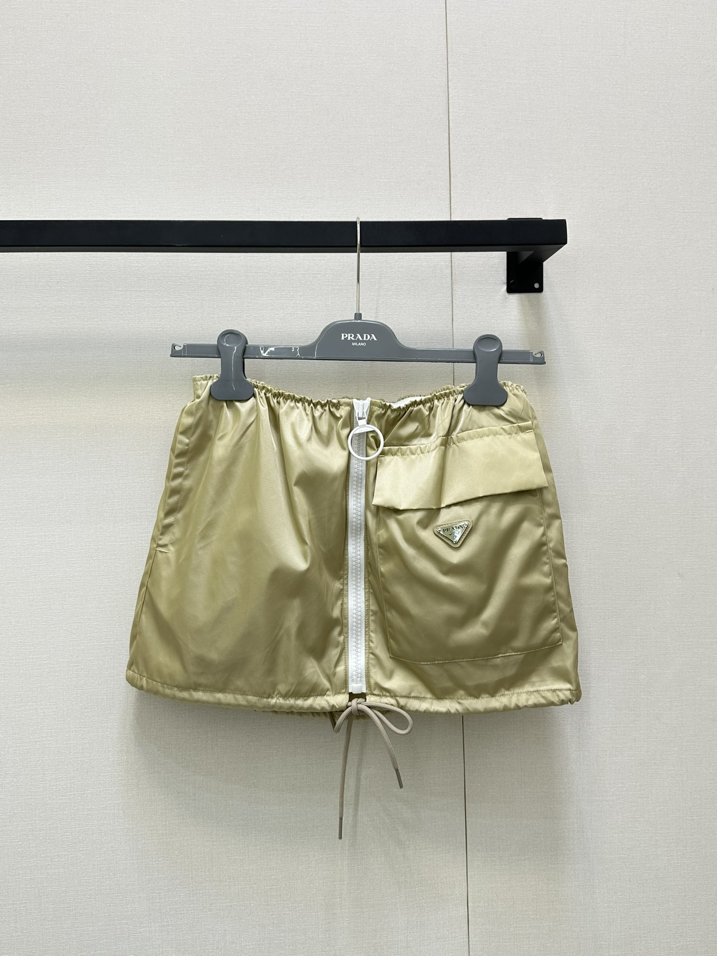 NO:433809,(Short Skirt) Prad* 25Ss Spring and Summer New Style Triangular Mark Double Pocket Zipper Short Skirt. Original Development!  High-end production!  Customized development of fabrics and pattern cutting, summer outfits are also very comfortable. High-end brown colors are matched with white zippers and hardware accessories, hem adjustment design, custom hardware accessories are perfectly crafted and quality depends on the details!  Spot SML big-ticket real shots, prada, skirts, alexander wang19860909（短裙）Prad* 25Ss春夏新款 三角标双口袋拉链短裙.原版开发！高版出品！定制开发面料与版型裁剪 夏日穿搭也很舒适 高级的咖色搭配白色的拉链与五金配饰 下摆调节设计 定制五金辅料完美做工品质看细节！现货 SML大货实拍,,prada,skirts,alexander wang,Women's clothing