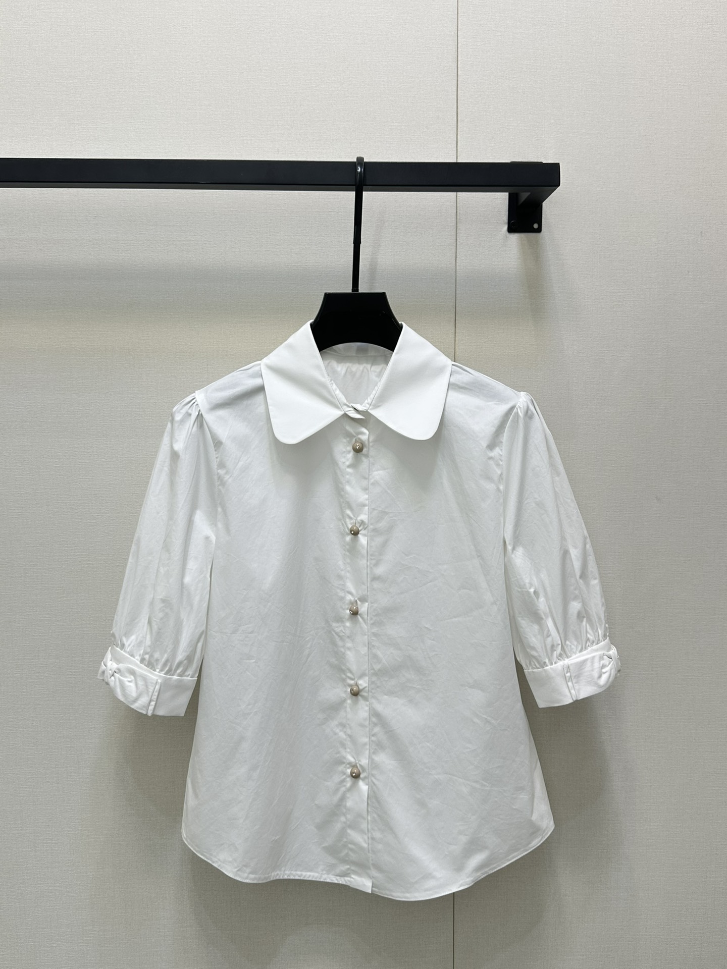 NO:433817,Valentin*25 new model. Basic shirt Original development High-version production. Original development High-version production. Texture draped and comfortable, skin-nourishing and noble, shoulder lapel shirt design, modify body and temperament tranquil. Exquisite neckline and cuffs, coordinated and unified styles, adding a gorgeous atmosphere, neat tailoring and rhinestone button details, highlighting the texture of the big brand, large body plain color, versatile and not picky, daily casual commuting, no mistakes, SML big product real shot, valentino, shirts, alexander wang19860909Valentin*25新款.基础款衬衫 原版开发 高版出品.原版开发 高版出品 质感垂顺舒适 养肤贵气 正肩翻领衬衫设计 修饰身材气质恬静 . 精致领口和袖口 风格协调统一相互呼应 更添华丽气息 利落剪裁和水钻钮扣细节 彰显大牌质感 大身素色 百搭不挑人 日常休闲通勤穿着不出错 SML大货实拍,,valentino,shirts,alexander wang,Women's clothing