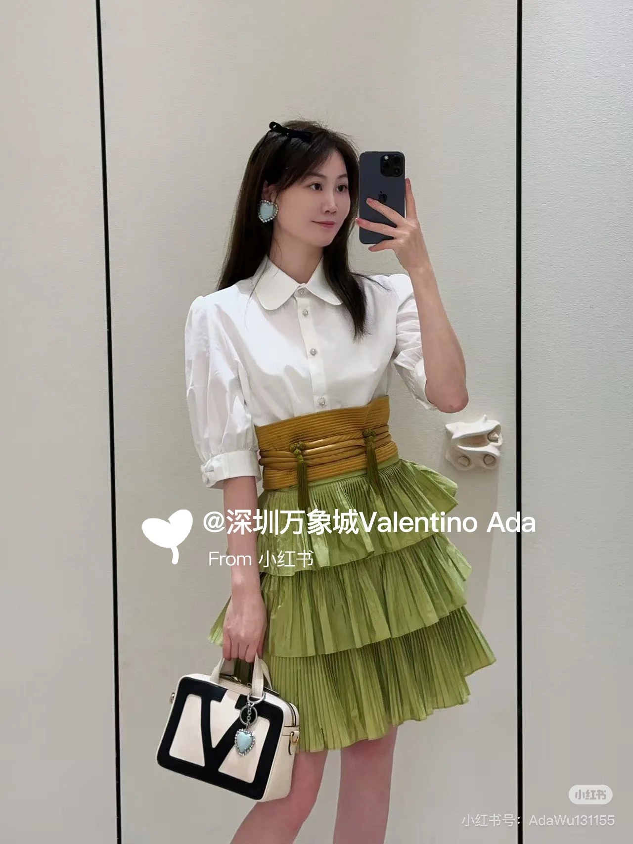 NO:433819,Valentin*25 new model. Basic shirt Original development High-end production. Original development High-end production. Texture draped and comfortable, skin-nourishing and noble, shoulder lapel shirt design, modify body and temperament tranquil. Exquisite neckline and cuffs. The style is coordinated and unified and echoes each other, adding a gorgeous atmosphere. Neat tailoring and rhinestone button details show the texture of the big brand. Large body is plain and versatile. It is versatile and not picky. It is not wrong to wear during daily casual commuting. SML, valentino,shirts,alexander wang19860909Valentin*25新款.基础款衬衫 原版开发 高版出品.原版开发 高版出品 质感垂顺舒适 养肤贵气 正肩翻领衬衫设计 修饰身材气质恬静 . 精致领口和袖口 风格协调统一相互呼应 更添华丽气息 利落剪裁和水钻钮扣细节 彰显大牌质感 大身素色 百搭不挑人 日常休闲通勤穿着不出错 SML,,valentino,shirts,alexander wang,Women's clothing