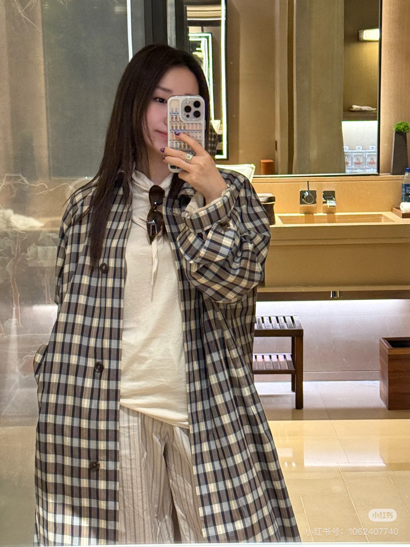 NO:436193,THE ROW 25 autumn Tavishina silk cotton blend coat black/beige single-breasted coat, made of silk-lined fabric, with ragdoll sleeves, front squid bag and horn-button closure hidden front closure. 56 silk, 44 cotton lining: cotton plaid shirt in autumn This retro simple lapel single-breasted loose temperament casual plaid dress jacket is a piece that combines fashion and elegant temperament, very easy to match. Various inner wear plaid pants can match fashionable SML, skirts, jackets & coats, real silk, alexander wang19860909THE ROW 25秋款Tavishina 丝棉混纺大衣黑/米黄 单排扣大衣,采用带衬真丝面料制成,配有插肩袖、正面贴边袋和牛角扣开合的隐藏式前襟.56真丝,44棉衬里:棉格子衫 穿进秋天 这款文艺复古简约翻领单排扣宽松气质休闲格纹连衣裙外套 是一款兼具时尚感与优雅气质的单品,非常好搭配 各种内搭 格子裤子都能搭出时髦感 SML,,skirts,jackets & coats,real silk,alexander wang,Women's clothing