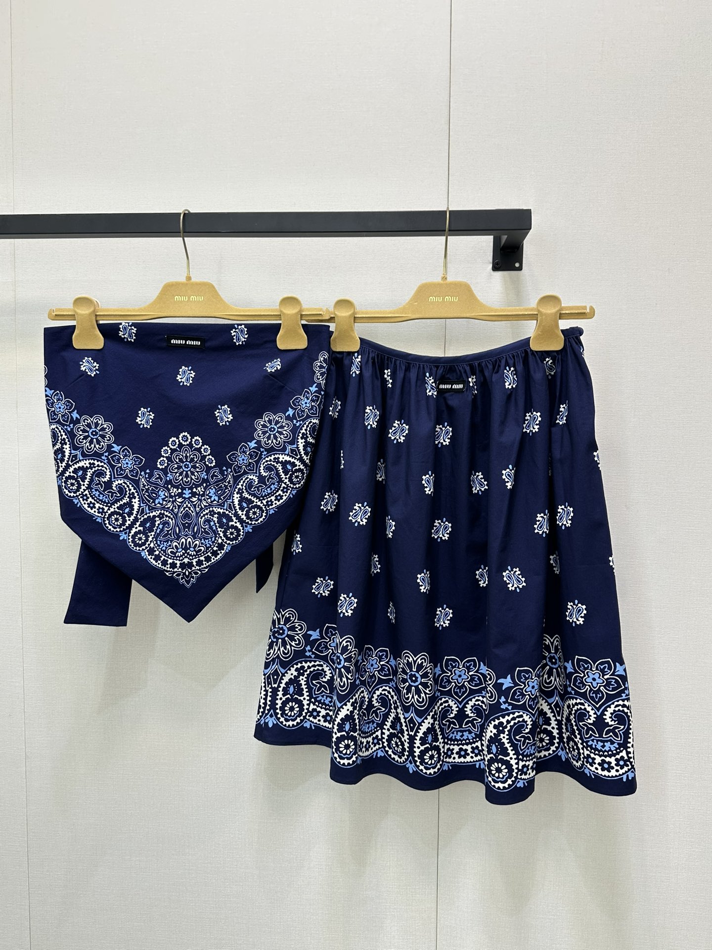 NO:434188,(Set) Miumi*2025 new strapless short skirt set Original development High-version production Parallel print All cotton material Comfortable and delicate Texture gloss Full of dark blue base embellishment of cashew flowers Multiple patterns Full of ethnic and exotic style Neck-style suspender vest modify shoulder and neck lines The brand logo is decorated with the hem. Cute and sexy, high-quality, full texture, matched with drawstring short skirt, details and texture echo, easy to become the visual focus, complete set matching makes the holiday relaxed temperament, accurate version SML large-scale real shot,,miumiu, skirts,alexander wang19860909（套装）Miumi*2025新品抹胸绑带式短裙套装 原版开发 高版出品 对位印花 全棉材质 舒适细腻 质感光泽 通体藏蓝色打底点缀定位腰果花多重花纹 满满民族异域风格 挂脖式吊带背心修饰肩颈线条 下摆点缀品牌徽标 可爱中透露性感 品相高级 质感十足 搭配抽绳短裙 细节质感设计呼应 轻松成为视觉焦点 成套搭配更显度假松弛气质 认准版本 SML大货实拍,,miumiu,skirts,alexander wang,Women's clothing