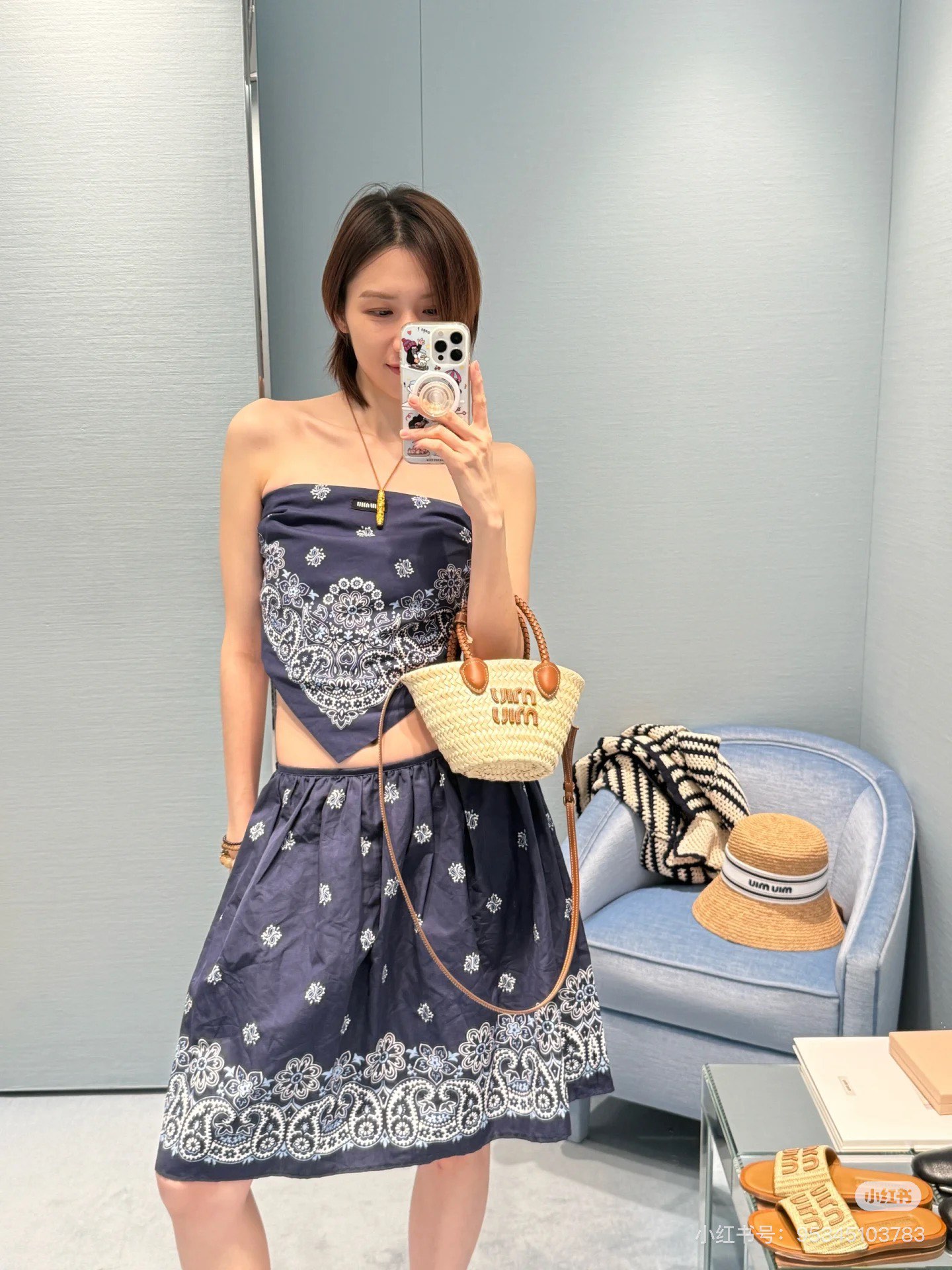 NO:434190,(Set) Miumi*2025 new strapless short skirt set Original development High-version production Parallel print All cotton material Comfortable and delicate Texture gloss Full of dark blue base embellishment Positioning cashew flowers Multiple patterns Full of ethnic and exotic style Hanging neck hanger vest modify shoulder and neck lines The brand logo is decorated with the hem. Cute and sexy, high-quality, full texture, matched with drawstring short skirt, detailed texture design echoes, easy to become the visual focus, complete set of matching makes the holiday relaxed temperament more accurate, SML,,miumiu, skirts,alexander wang19860909（套装）Miumi*2025新品抹胸绑带式短裙套装 原版开发 高版出品 对位印花 全棉材质 舒适细腻 质感光泽 通体藏蓝色打底点缀定位腰果花多重花纹 满满民族异域风格 挂脖式吊带背心修饰肩颈线条 下摆点缀品牌徽标 可爱中透露性感 品相高级 质感十足 搭配抽绳短裙 细节质感设计呼应 轻松成为视觉焦点 成套搭配更显度假松弛气质 认准版本 SML,,miumiu,skirts,alexander wang,Women's clothing