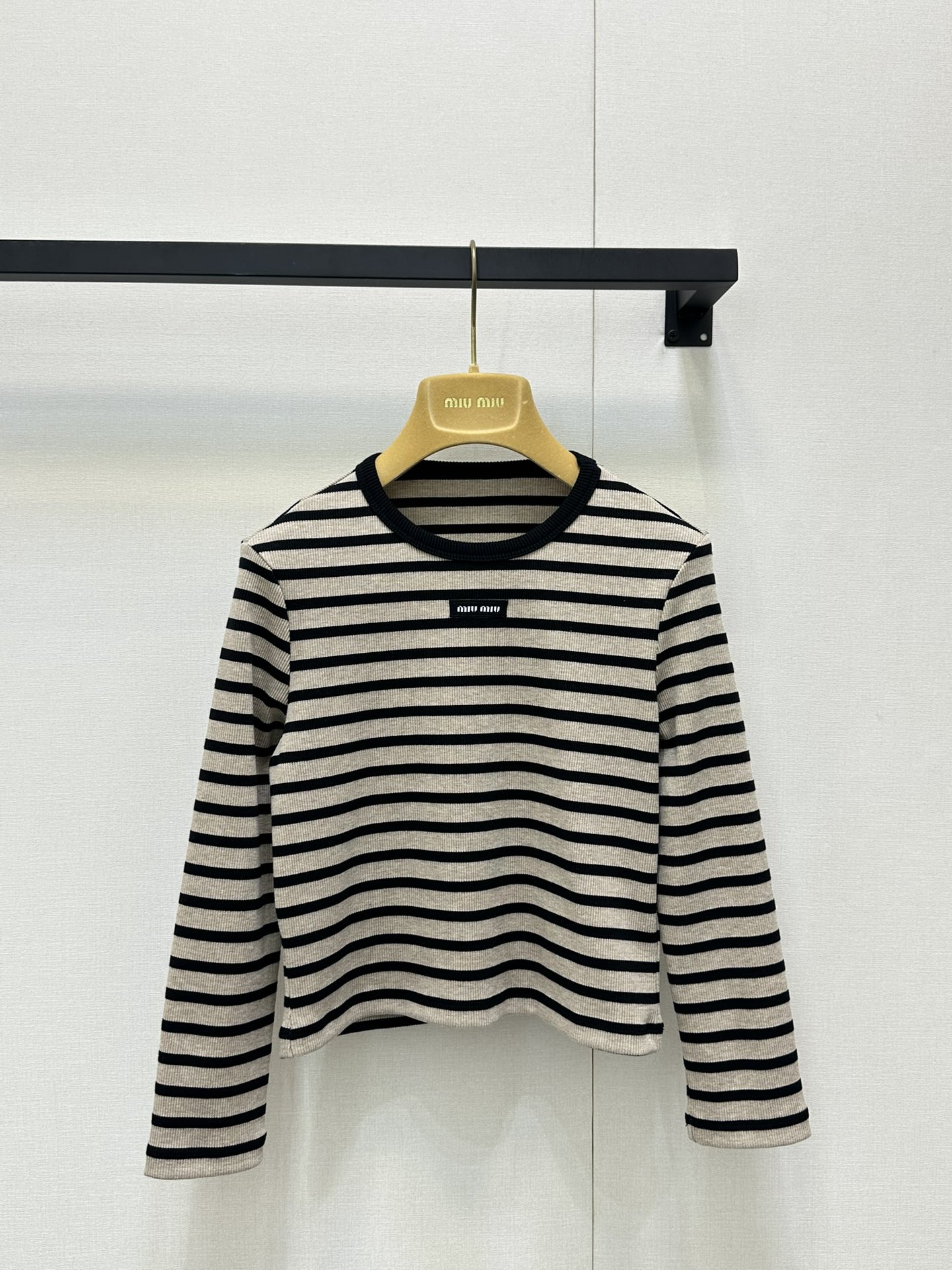 NO:434636,Miumi*2025 new mid-sleeved knitted cotton top, customized YB twill cotton material, elastic and comfortable, breathable and easy to wear, mid-sleeved top cut, black edge neckline and letter logo embellish the front closure, beautify the proportion of head and shoulders, make the whole body look slim, the two-color striped texture intertwined, sweet and casual style, show taste, slim fit, highlight the figure, playful and age-reducing, richer visual effects, easy to control during daily travel or party, identify the version SML large-scale real shot,,miumiu,alexander wang19860909Miumi*2025新品中袖针织棉上衣 定制YB斜纹全棉材质 弹力舒适 透气好穿 中袖上衣剪裁 黑色包边领口和字母徽标点缀前襟 美化头肩比例更显瘦 通体两色条纹理交织 甜美休闲风格强烈 彰显品味 修身版型 突显身材 风格俏皮减龄 视觉效果更丰富 日常出行或聚会轻松驾驭 认准版本 SML大货实拍,,miumiu,alexander wang,Women's clothing