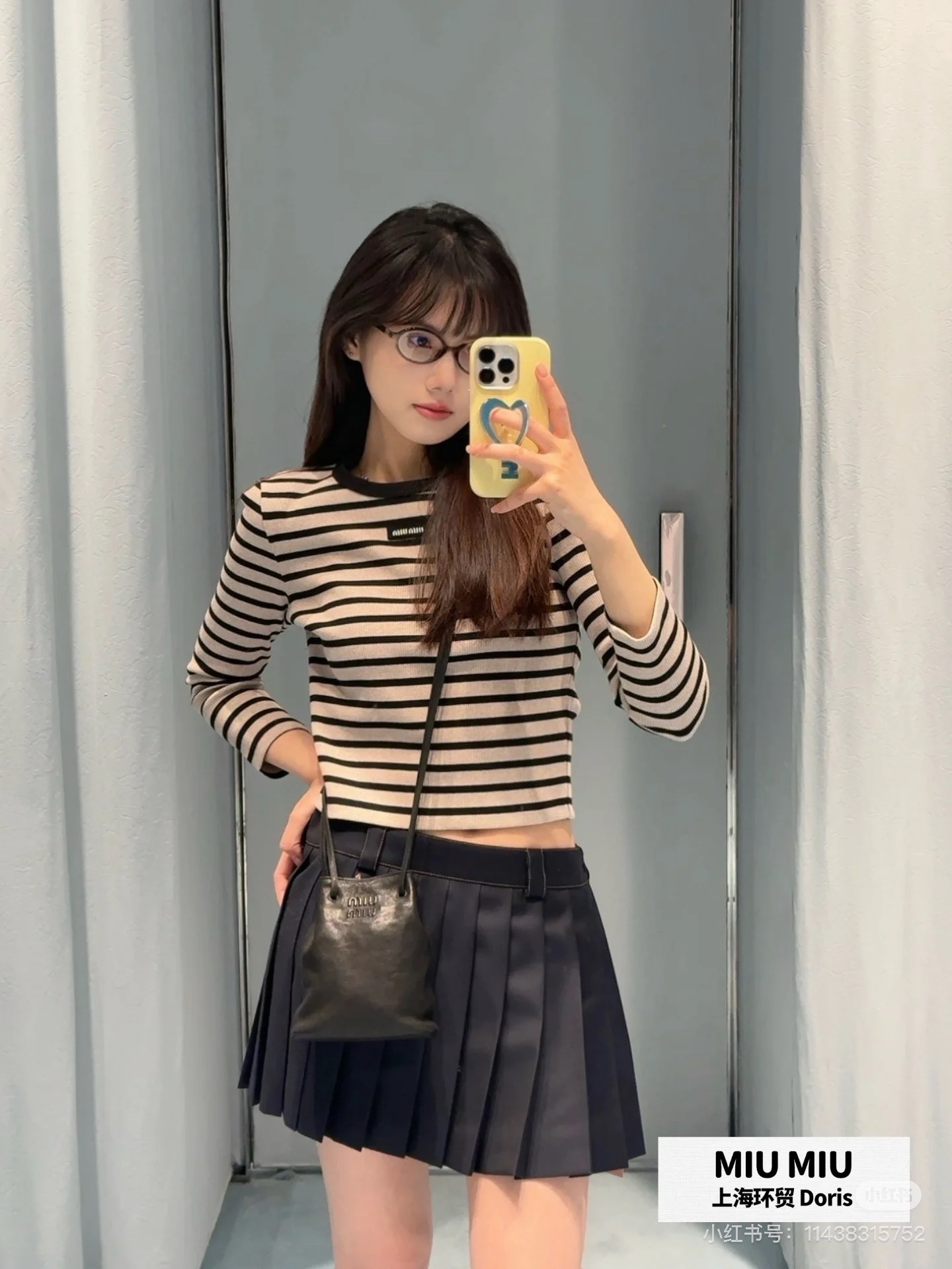 NO:434638,Miumi*2025 new mid-sleeved knitted cotton top, customized YB twill cotton material, elastic and comfortable, breathable and easy to wear, mid-sleeved top cut, black edge neckline and letter logo embellish the front closure, beautify the proportion of head and shoulders, and make the whole body look slim and intertwined. Sweet and casual style, showing taste, slim fit, highlighting the figure, playful and age-reducing, richer visual effects, easy to control during daily travel or party, identify the version SML,,miumiu,alexander wang19860909Miumi*2025新品中袖针织棉上衣 定制YB斜纹全棉材质 弹力舒适 透气好穿 中袖上衣剪裁 黑色包边领口和字母徽标点缀前襟 美化头肩比例更显瘦 通体两色条纹理交织 甜美休闲风格强烈 彰显品味 修身版型 突显身材 风格俏皮减龄 视觉效果更丰富 日常出行或聚会轻松驾驭 认准版本 SML,,miumiu,alexander wang,Women's clothing