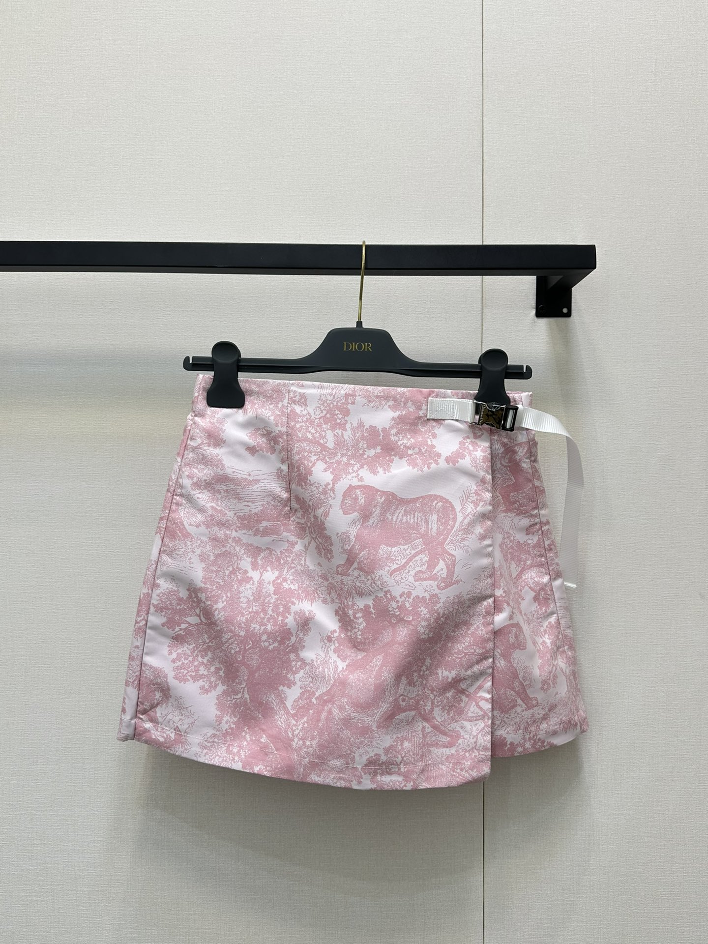 NO:434201,Dio*2025 new jacquard slings custom YB imported jacquard material with high-quality texture, crisp and stylish one-piece skirt pants cut with white and snaps for easy matching, while ensuring safety and flexibility, differentiate between previous designs, front and back jacquard, zipper processing to the end, no details that YB cannot find, the whole body is made of large areas of natural elements of animals and plants, the upper body is a good proportion of long legs, outstanding and fashionable, a must-have fashion item for date and casual YB development, paired white background, pink jacquard pattern, customization of all details and auxiliary materials, different market version, worry-free dressing, accurate version, SML large-scale real shot,,dior, skirts,alexander wang19860909Dio*2025新品提花冲锋裙裤 定制YB进口提花冲锋材质 质感高级 挺括有型 一片式裙裤裁剪 以白色按卡扣作连接 便于搭配同时确保安全灵活 区别以往设计 前片正反提花 拉链到底处理 无YB发现不了的细节 通体以大面积动植物自然元素为亮点 上身穿出长腿好比例 出彩时髦 约会休闲必备时尚单品 YB开发 对版白底粉色提花图案 所有细节辅料定制处理 区别市场版本 穿搭无忧 认准版本 SML大货实拍,,dior,skirts,alexander wang,Women's clothing