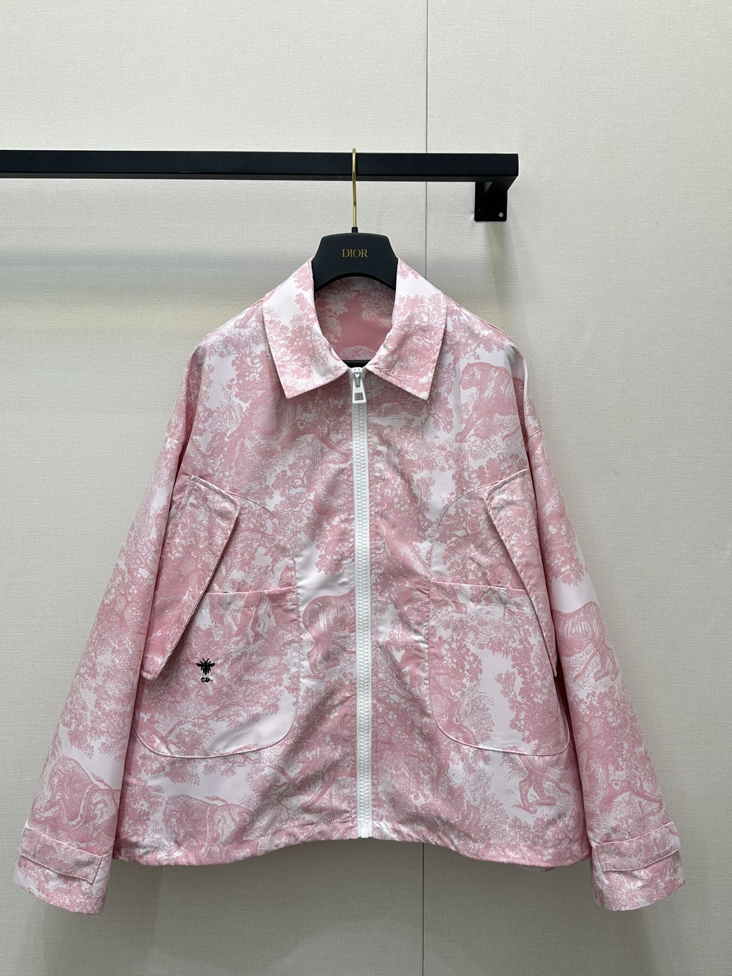 NO:434195,(Coat) Dio*2025 new jacquard jacket jacket Original development, high-end production, positioning printing Imported jacquard material Clever and stylish Full texture Jacket cut The whole body is highlighted by the natural elements of animals and plants, highlighting high-end positioning The zipper plaque is easy to put on and off The waist side symmetrical oblique pocket With inner drawstring design Fashionable and layered upper body trendy charm A must-have fashion item for date and leisure YB development The pair of white background pink jacquard pattern Customized treatment of all details Differentiated market version Worry-free dressing Definite version SML large-scale real shots, Dior, Jackets & coats, Jackets & coats, Alexander wang19860909（外套）Dio*2025新品提花冲锋夹克外套 原版开发,高版出品,定位印花 进口提花冲锋材质 挺括有型 质感十足 夹克外套裁剪 通体以大面积动植物自然元素图案为亮点 彰显高端定位 拉链开襟便于穿脱 腰侧对称斜插口袋 配合内里抽绳设计 时髦增加层次感 上身潮流魅力 约会休闲必备时尚单品 YB开发 对版白底粉色提花图案 所有细节辅料定制处理 区别市场版本 穿搭无忧 认准版本 SML大货实拍,,dior,jackets & coats,jackets & coats,alexander wang,Women's clothing