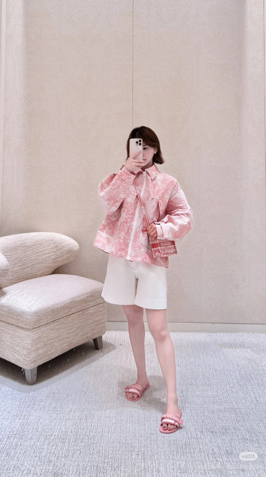 NO:434198,(Coat) Dio*2025 new jacquard jacket jacket Original development, high-end production, positioning printing Imported jacquard material Clever and stylish Full texture Jacket cut The whole body is highlighted by the natural elements of animals and plants, highlighting high-end positioning The zipper plaque is easy to put on and off The waist side symmetrical oblique pocket With inner drawstring design Fashionable and layered upper body trendy charm A must-have fashion item for date and leisure YB development Pink jacquard pattern with white background Customized treatment of all details Differentiated market version Worry-free dressing Definition version SML,,dior, jackets & coats, jackets & coats, alexander wang19860909（外套）Dio*2025新品提花冲锋夹克外套 原版开发,高版出品,定位印花 进口提花冲锋材质 挺括有型 质感十足 夹克外套裁剪 通体以大面积动植物自然元素图案为亮点 彰显高端定位 拉链开襟便于穿脱 腰侧对称斜插口袋 配合内里抽绳设计 时髦增加层次感 上身潮流魅力 约会休闲必备时尚单品 YB开发 对版白底粉色提花图案 所有细节辅料定制处理 区别市场版本 穿搭无忧 认准版本 SML,,dior,jackets & coats,jackets & coats,alexander wang,Women's clothing