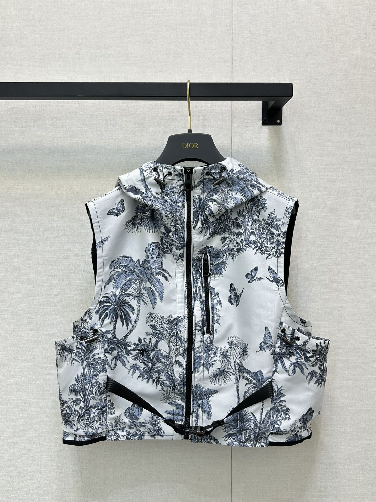 NO:434213,(Vest) Dio*2025 new jacquard charge vest custom YB imported jacquard charge material, crisp and stylish, full texture, hooded vest cut The whole body is highlighted by a large area of ​​tropical coconut butterfly pattern. With the back jacquard letter webbing, it highlights the high-end positioning. The waist and side symmetrical silhouette pockets with drawstring buckle design, portable and practical to increase layering, brilliant and fashionable, a must-have fashion item for date and leisure, accurate version SML large-scale real shot, dior, hats, alexander wang19860909（马甲）Dio*2025新品提花冲锋马甲 定制YB进口提花冲锋材质 挺括有型 质感十足 连帽马甲裁剪 通体以大面积热带风情椰树蝴蝶图案为亮点 配合后背提花字母织带 彰显高端定位 马甲腰侧对称廓形口袋 配合抽绳带扣设计 便携实用增加层次感 出彩时髦 约会休闲必备时尚单品 认准版本 SML大货实拍,,dior,hats,alexander wang,Women's clothing