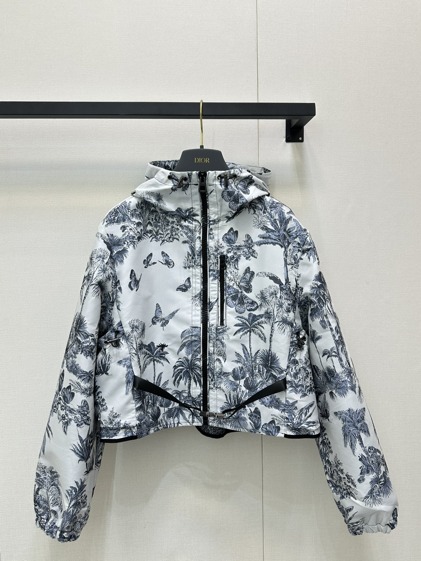 NO:434219,(Coat) Dio*2025 new jacquard charge long-sleeved short jacket Customized YB imported jacquard charge material, crisp and stylish, full texture Hooded zipper jacket cut The whole body is highlighted by a large area of ​​tropical coconut butterfly pattern. With the back jacquard letter webbing, it highlights the high-end positioning. The symmetrical silhouette pocket on the waist side of the jacket. With the design of the central axis drawstring buckle, it is portable and practical to increase the sense of layering. It is brilliant and fashionable. A must-have fashion item for date and leisure. The correct version SML large-scale real shot, dior, jackets & coats, jackets & coats, hats, alexander wang19860909（外套）Dio*2025新品提花冲锋长袖短外套 定制YB进口提花冲锋材质 挺括有型 质感十足 连帽拉链夹克外套裁剪 通体以大面积热带风情椰树蝴蝶图案为亮点 配合后背提花字母织带 彰显高端定位 外套腰侧对称廓形口袋 配合中轴抽绳带扣设计 便携实用增加层次感 出彩时髦 约会休闲必备时尚单品 认准版本 SML大货实拍,,dior,jackets & coats,jackets & coats,hats,alexander wang,Women's clothing