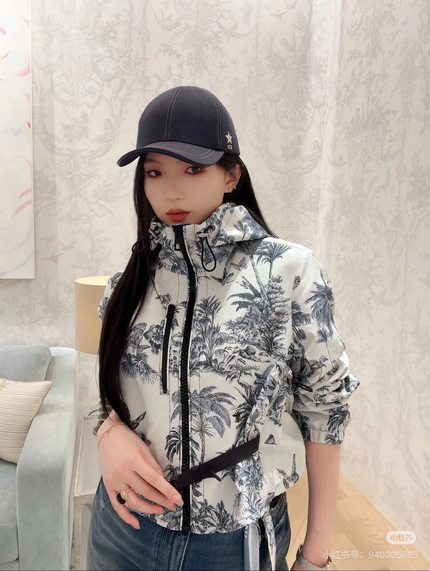 NO:434220,(Coat) Dio*2025 new jacquard charge long-sleeved short jacket Customized YB imported jacquard charge material, crisp and stylish, full texture Hooded zipper jacket cut The whole body is highlighted by a large area of ​​tropical coconut butterfly pattern. With the back jacquard letter webbing, it highlights the high-end positioning. The symmetrical silhouette pocket on the waist and side of the jacket. With the design of the central axis drawstring buckle, it is portable and practical to increase the sense of layering. It is brilliant and fashionable. The must-have fashion items for date and leisure. The correct version SML,,dior,jackets & coats,jackets & coats,hats,alexander wang19860909（外套）Dio*2025新品提花冲锋长袖短外套 定制YB进口提花冲锋材质 挺括有型 质感十足 连帽拉链夹克外套裁剪 通体以大面积热带风情椰树蝴蝶图案为亮点 配合后背提花字母织带 彰显高端定位 外套腰侧对称廓形口袋 配合中轴抽绳带扣设计 便携实用增加层次感 出彩时髦 约会休闲必备时尚单品 认准版本 SML,,dior,jackets & coats,jackets & coats,hats,alexander wang,Women's clothing