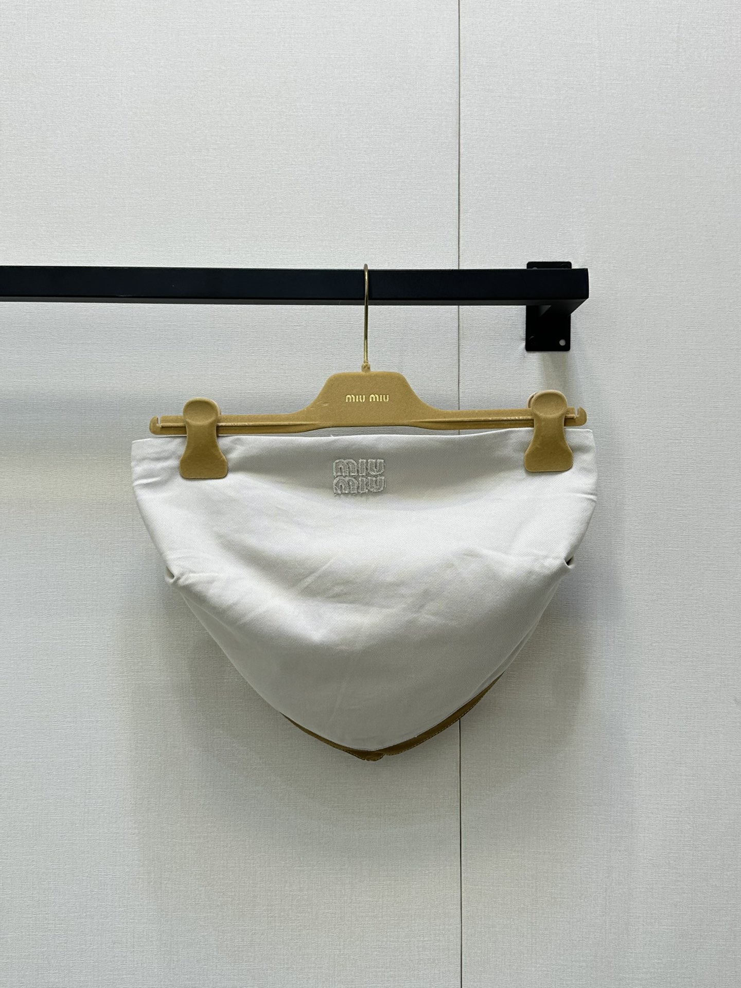 NO:434616,(Tibre Boobs) Miumi* 25Ss Spring and Summer New Style, Spliced ​​Embroidered Denim Cotton, Triangle Strap Boobs Vest Original Development!  High-end production!  A must-have item for hot girls!  The photo is super chicky and fashionable!  Absolutely unique. One set of heavy industry technology is complicated in workmanship!  The details are perfect!  It's really beautiful~ Jimei, rush to the duck!  Spot SML big-ticket real shot, miumiu, alexander wang19860909（抹胸）Miumi* 25Ss春夏新款 拼接刺绣牛仔棉 三角抹胸背心 原版开发！高版出品！辣妹女孩们必入单品！拍照超鸡具有时髦感！绝对的与众不同 一套都是重工工艺 做工复杂！细节也做到完美！真的非常好看～集美们 冲鸭！现货 SML大货实拍,,miumiu,alexander wang,Women's clothing