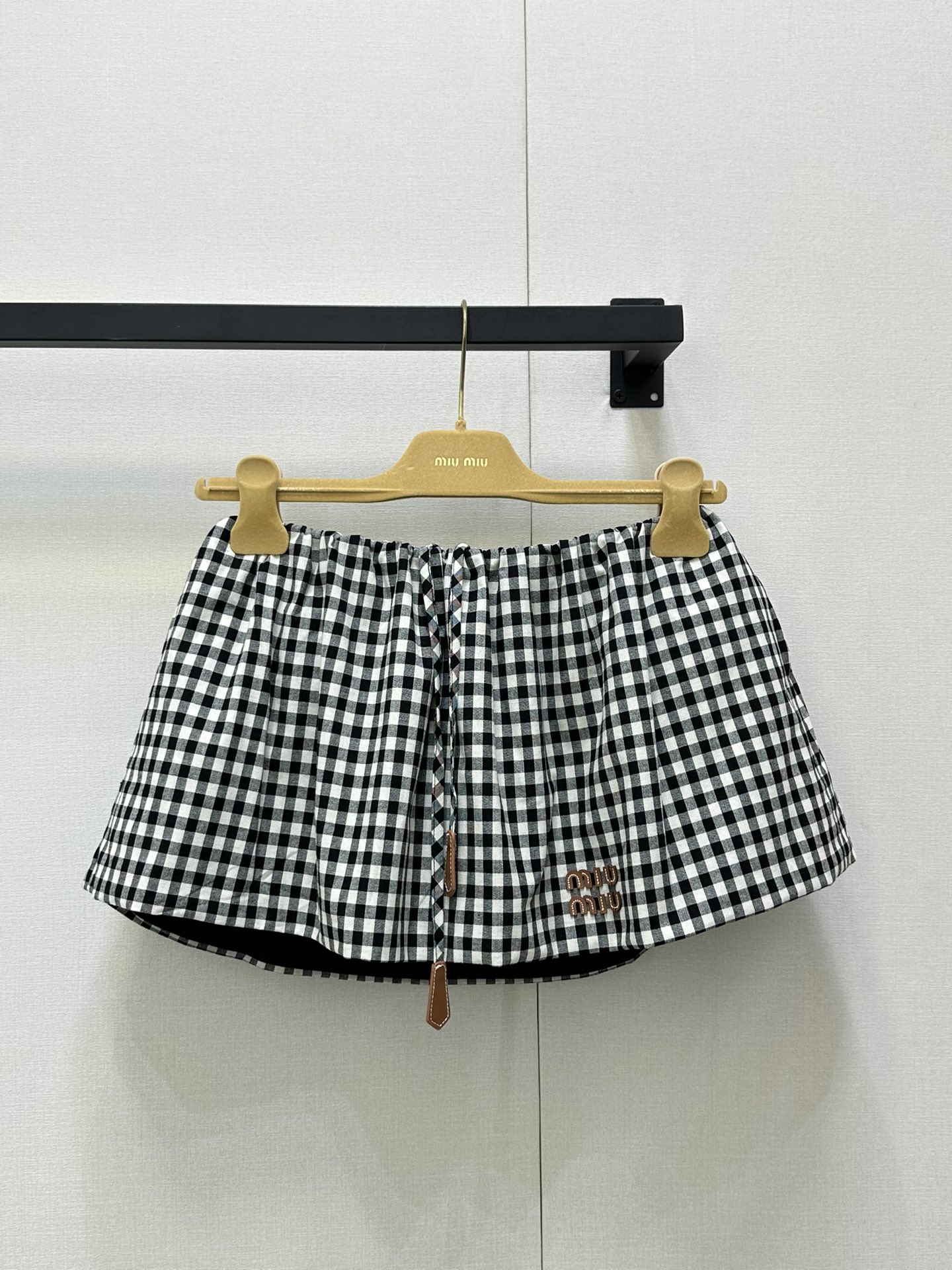 NO:434618,(Skirt) Miumi* 25Ss Spring and Summer New Style Black and White Small Plaid Short Sleeve Shirt Plaid Short Skirt Original Development!  High-end production!  The leather brand uses real cowhide material. Customized light and thin colored plaid cotton fabric, flat and delicate cloth, skin-friendly, breathable and not wrinkled, and has a great texture!  Plaid summer half-sleeved shirt, retro Vichy black and white plaid elements are never out of date, simple loose shirt style cut, single-breasted closure on the front, brown leather logo on the chest adds highlights, and the details inside and outside are very OK. Paired with shorts or skirts to create a cool summer outfit!  Spot SML big-ticket real shot, miumiu, skirts, shorts, shirts, T-shirts, cowhide, alexander wang19860909（半裙） Miumi* 25Ss春夏新款 黑白小格子短袖衬衫格子短裙 原版开发！高版出品！皮牌采用的都是真牛皮材质.定制轻薄色织格子棉布面料,平整细腻布面,亲肤透气不易皱,质感超好！格子控的夏日半袖衬衫,复古维希黑白格纹元素永不过时,简约宽松衬衫版型裁剪,正面单排扣开合,胸口饰棕色皮革logo徽标增添亮点,里外细节做工都很OK,搭配短裤或者半裙打造清凉夏日穿搭！现货 SML大货实拍,,miumiu,skirts,shorts,shirts,T-shirt,cowhide,alexander wang,Women's clothing